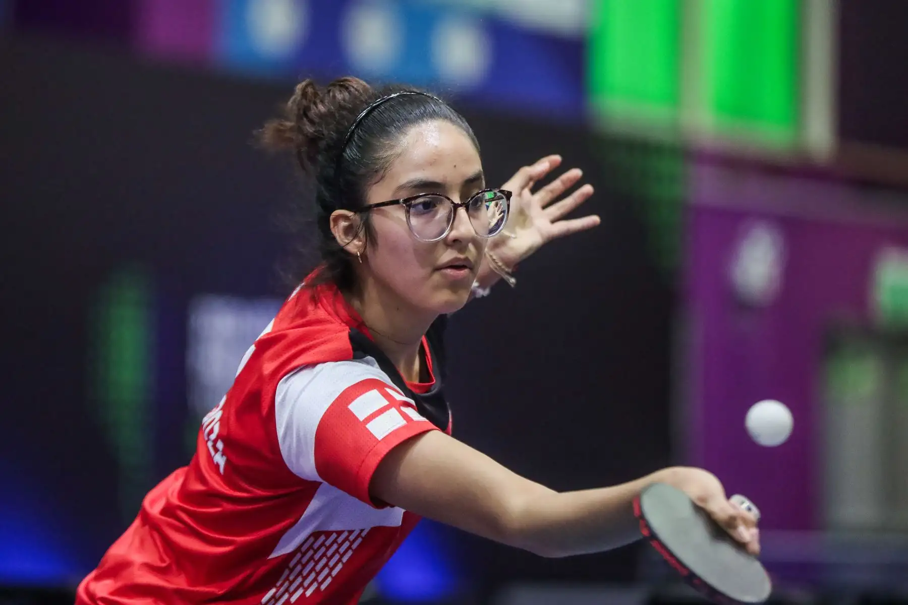 La peruana Karla Mendoza se enfrenta a la chilena Fernanda Araneda   en las competencias de singles femenino por el Panamericano Juvenil de Tenis de Mesa en la Videna. Foto: ANDINA/ Connie Calderon