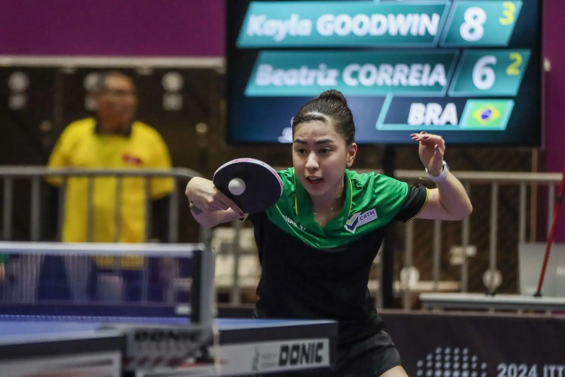 La brasileña Beatriz Correia disputa punto a punto el partido contra la norteamericana Kayla Goodwin durante el Panamericano Juvenil de Tenis de Mesa que se desarrolla en la Videna de San Luis. Foto: ANDINA/ Connie Calderon