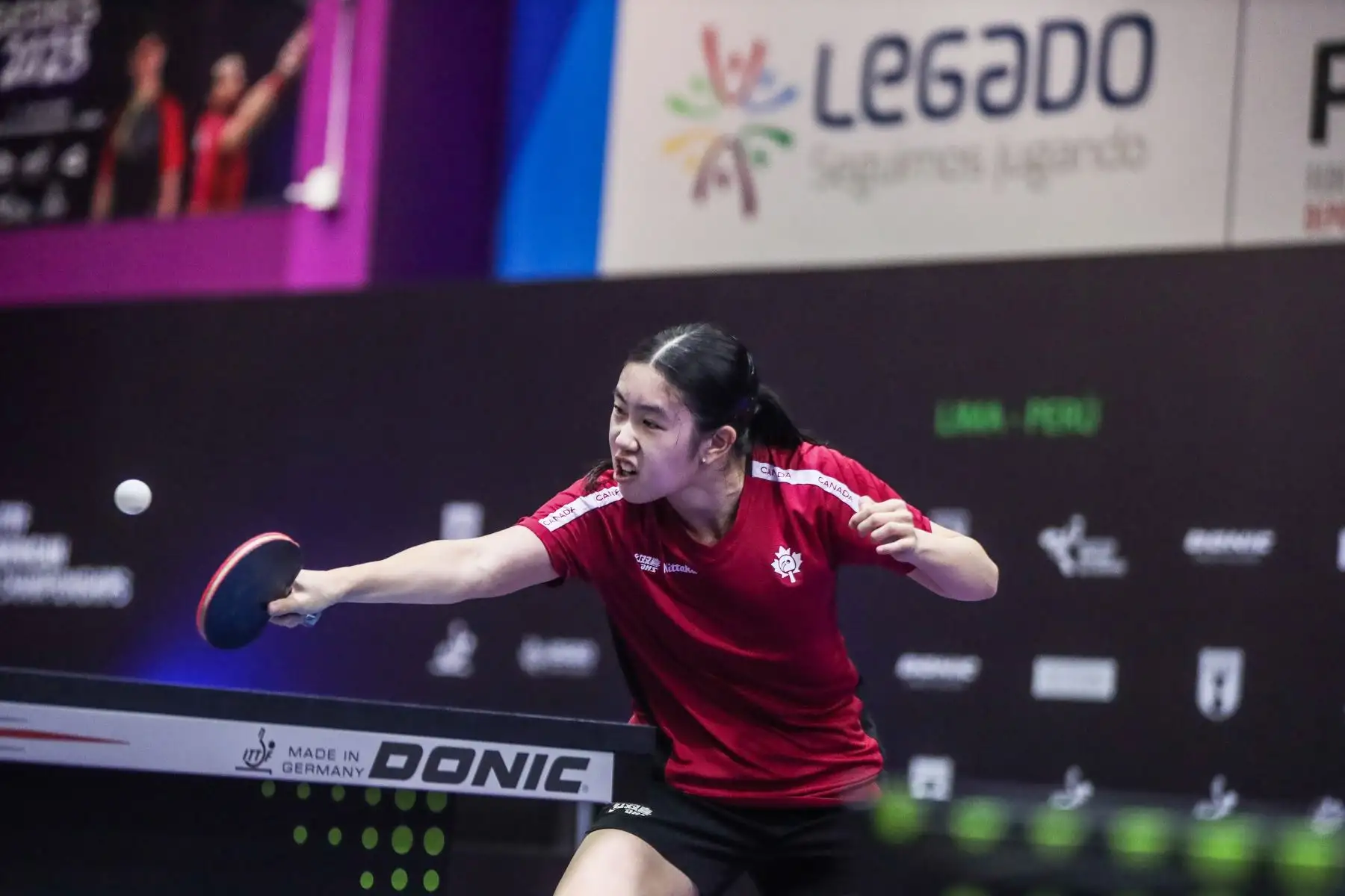 La canadiense Natalie Chan se enfrenta a la guatemalteca Daniela Linares en las competencias de singles mujeres por el Panamericano Juvenil de Tenis de Mesa en la Videna. Foto: ANDINA/ Connie Calderon