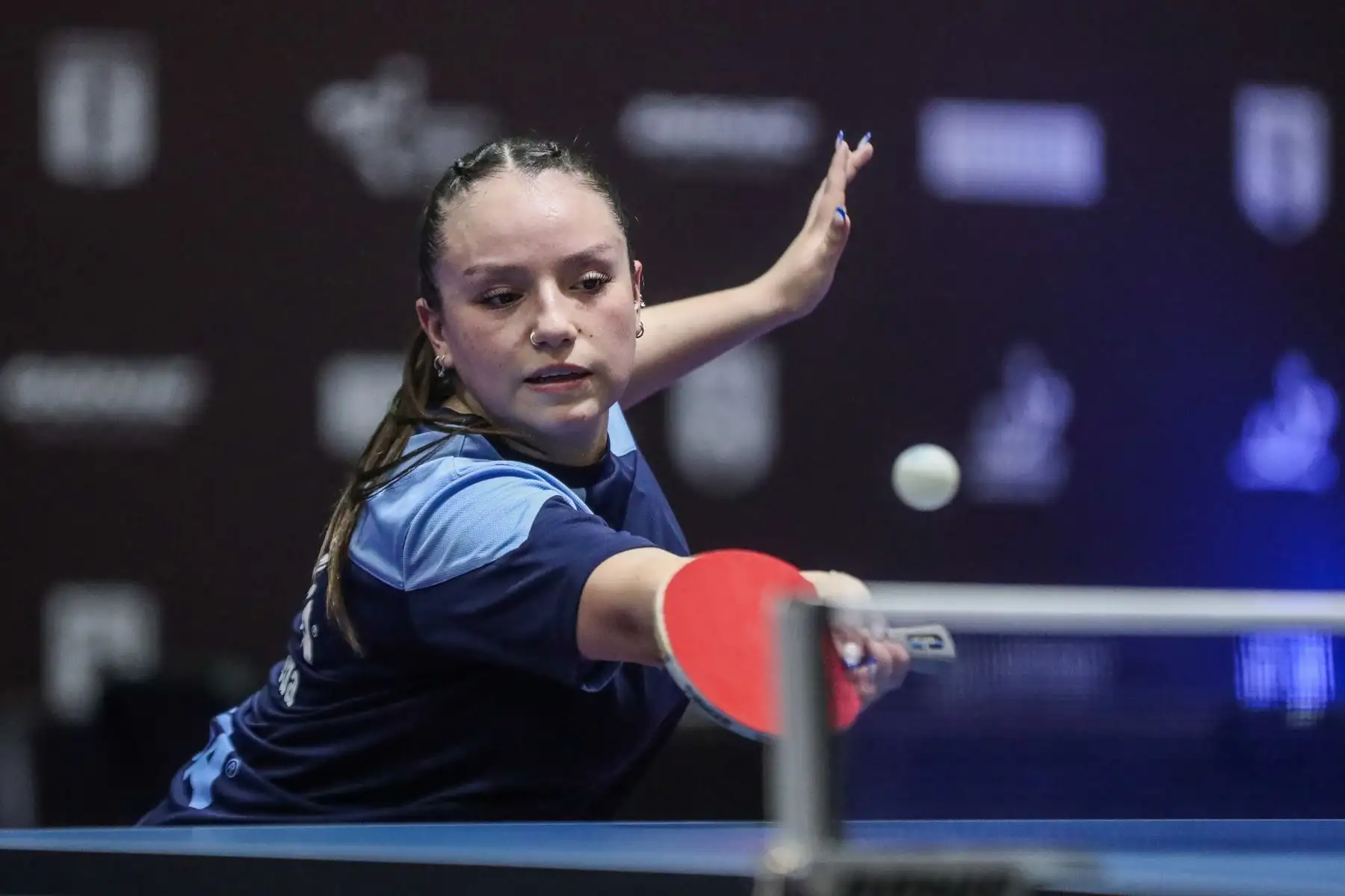 La chilena Fernanda Araneda se enfrenta a la peruana Karla Mendoza en las competencias de singles femenino por el Panamericano Juvenil de Tenis de Mesa en la Videna. Foto: ANDINA/ Connie Calderon