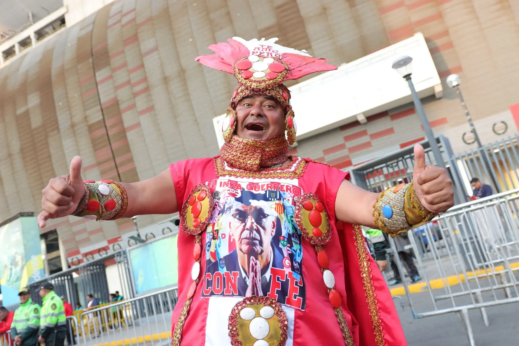 Hinchas de las selecciones de Perú y Colombia llegan a los exteriores del Estadio Nacional, momentos previos a disputarse el partido de fútbol entre ambos equipos por la fecha 7 de las Eliminatorias al Mundial 2026. Foto: ANDINA / Lino Chipana