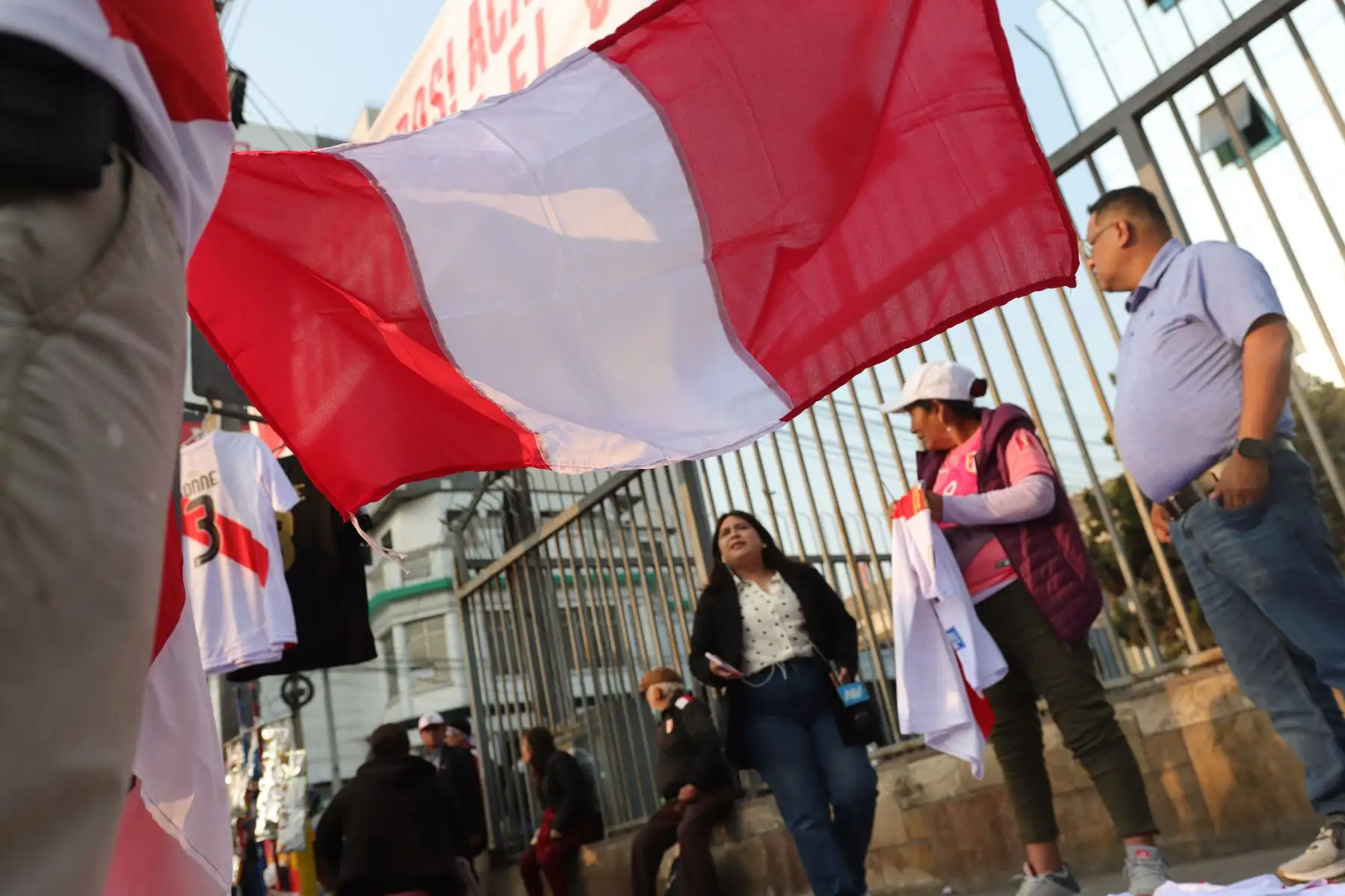 Hinchas de las selecciones de Perú y Colombia llegan a los exteriores del Estadio Nacional, momentos previos a disputarse el partido de fútbol entre ambos equipos por la fecha 7 de las Eliminatorias al Mundial 2026. Foto: ANDINA / Lino Chipana