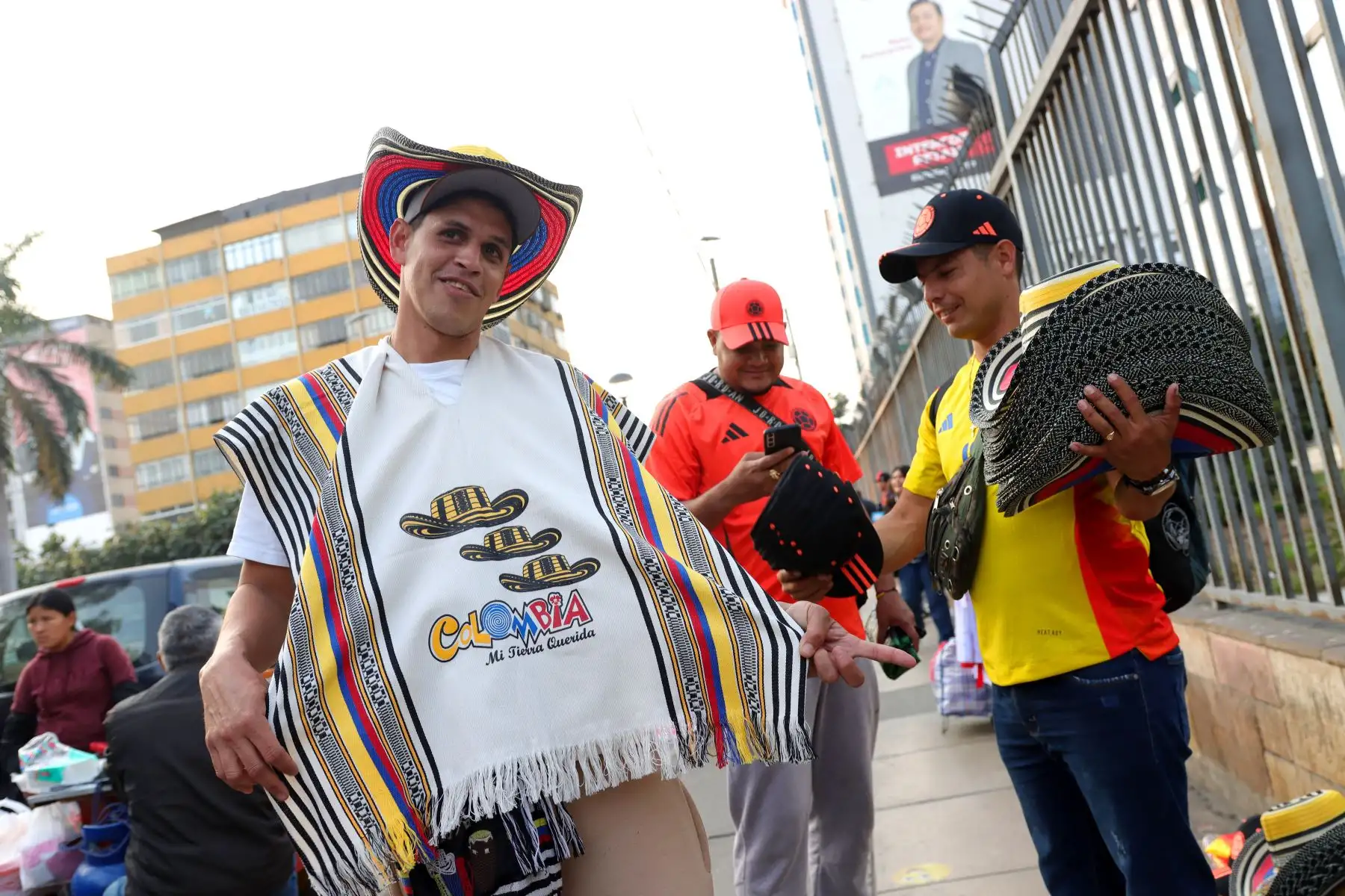 Hinchas de las selecciones de Perú y Colombia llegan a los exteriores del Estadio Nacional, momentos previos a disputarse el partido de fútbol entre ambos equipos por la fecha 7 de las Eliminatorias al Mundial 2026. Foto: ANDINA / Lino Chipana