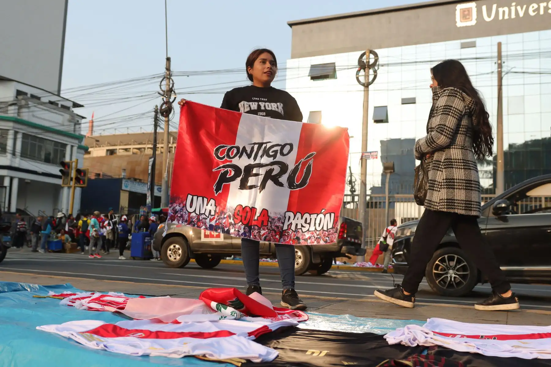 Hinchas de las selecciones de Perú y Colombia llegan a los exteriores del Estadio Nacional, momentos previos a disputarse el partido de fútbol entre ambos equipos por la fecha 7 de las Eliminatorias al Mundial 2026. Foto: ANDINA / Lino Chipana