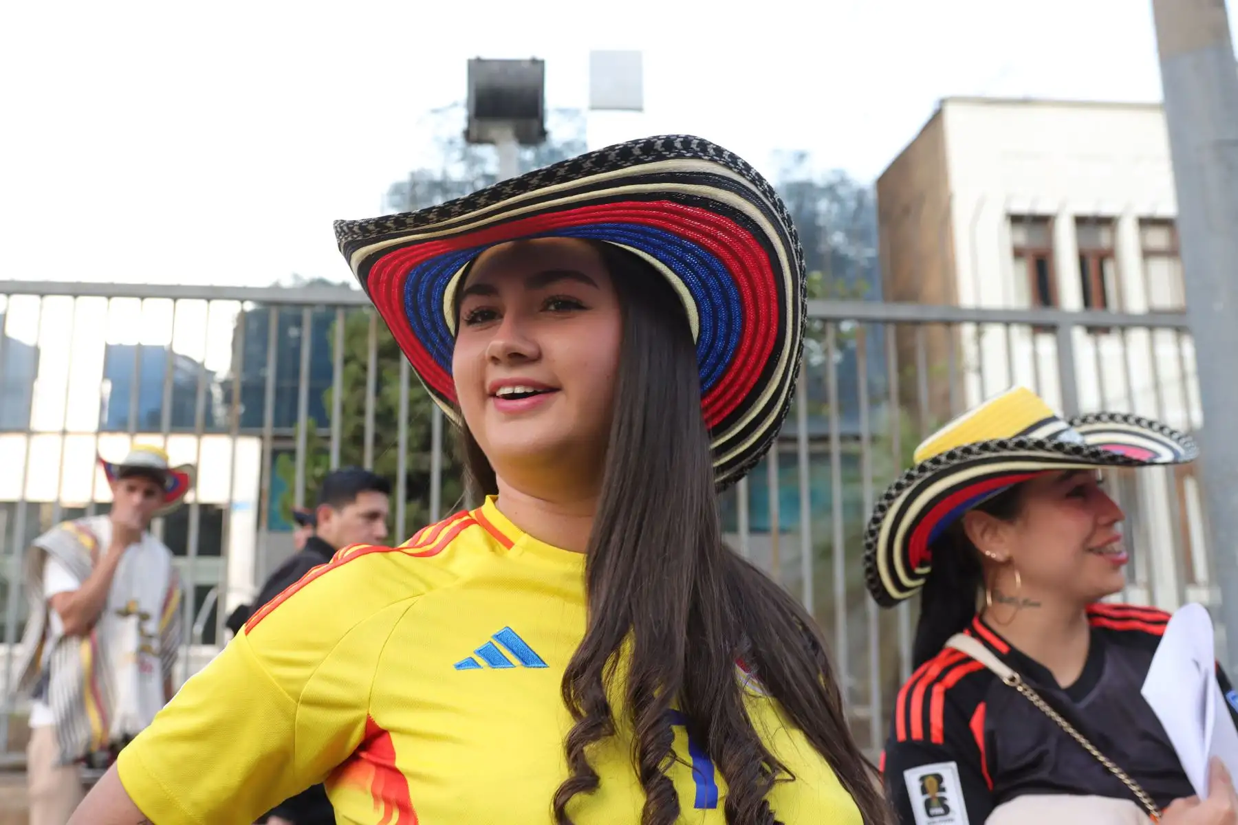 Hinchas de las selecciones de Perú y Colombia llegan a los exteriores del Estadio Nacional, momentos previos a disputarse el partido de fútbol entre ambos equipos por la fecha 7 de las Eliminatorias al Mundial 2026. Foto: ANDINA / Lino Chipana