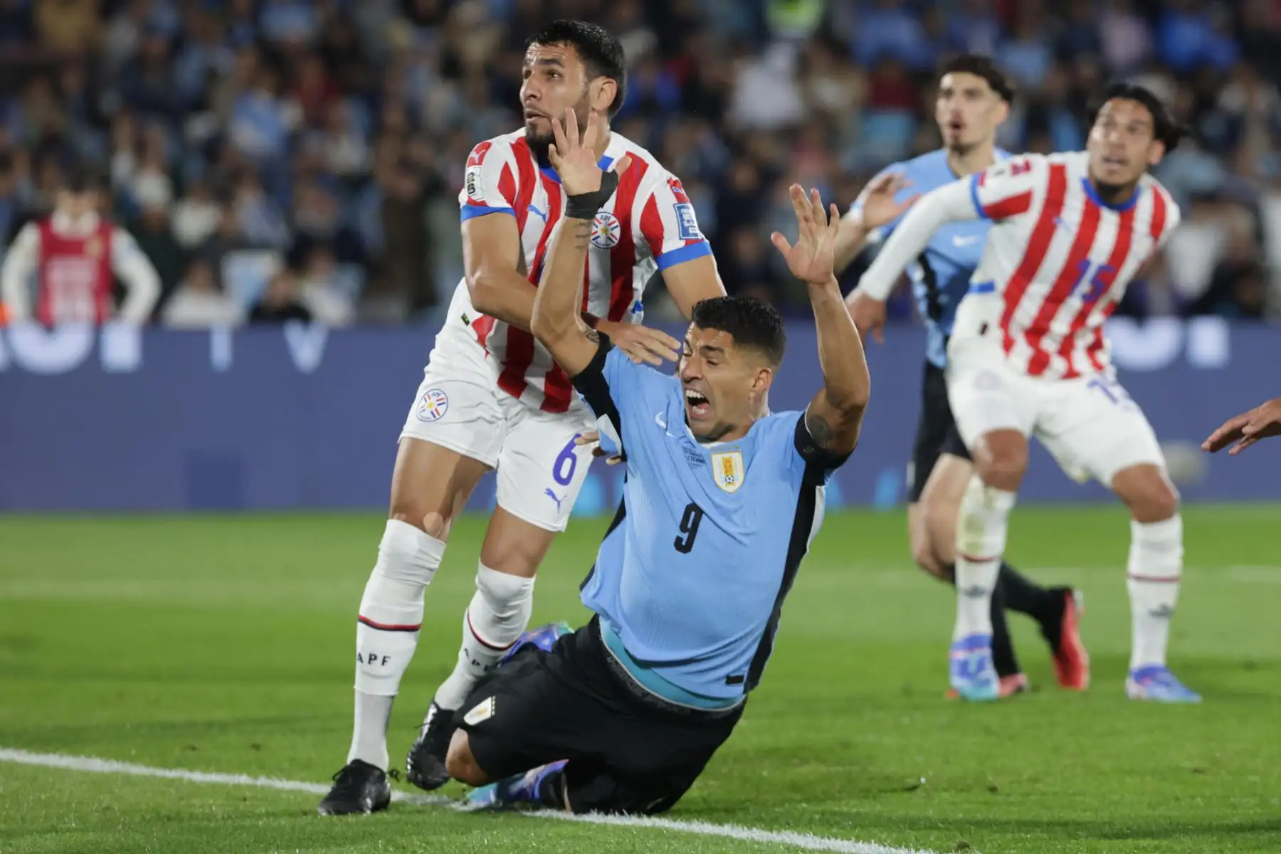 Luis Suárez de Uruguay disputa el balón con Junior Alonso de Paraguay este viernes, en el partido de las eliminatorias sudamericanas para el Mundial 2026 entre Uruguay y Paraguay en el estadio Centenario en Montevideo. Foto: EFE
