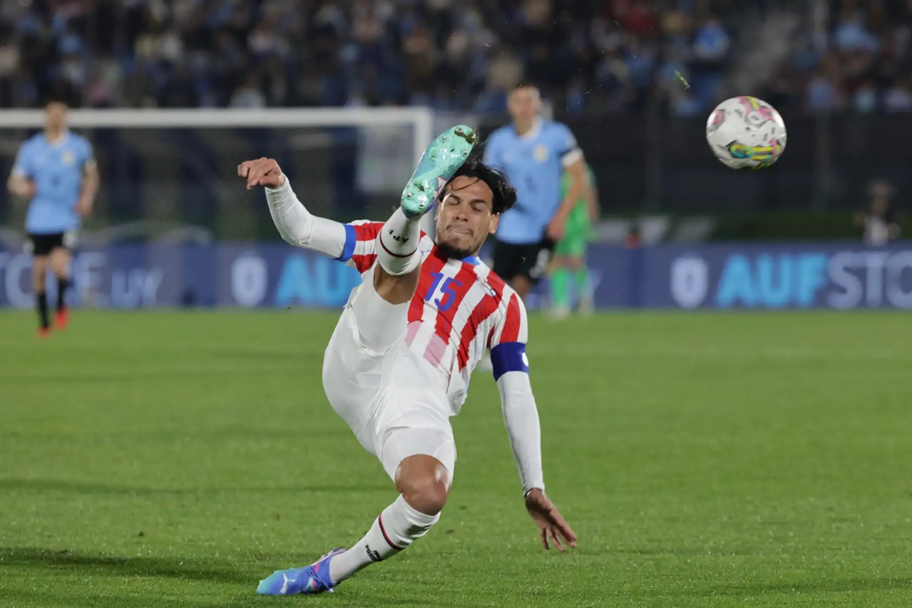 Gustavo Gómez de Paraguay toca el balón durante el partido de las eliminatorias sudamericanas para el Mundial 2026 entre Uruguay y Paraguay en el estadio Centenario en Montevideo. Foto: EFE