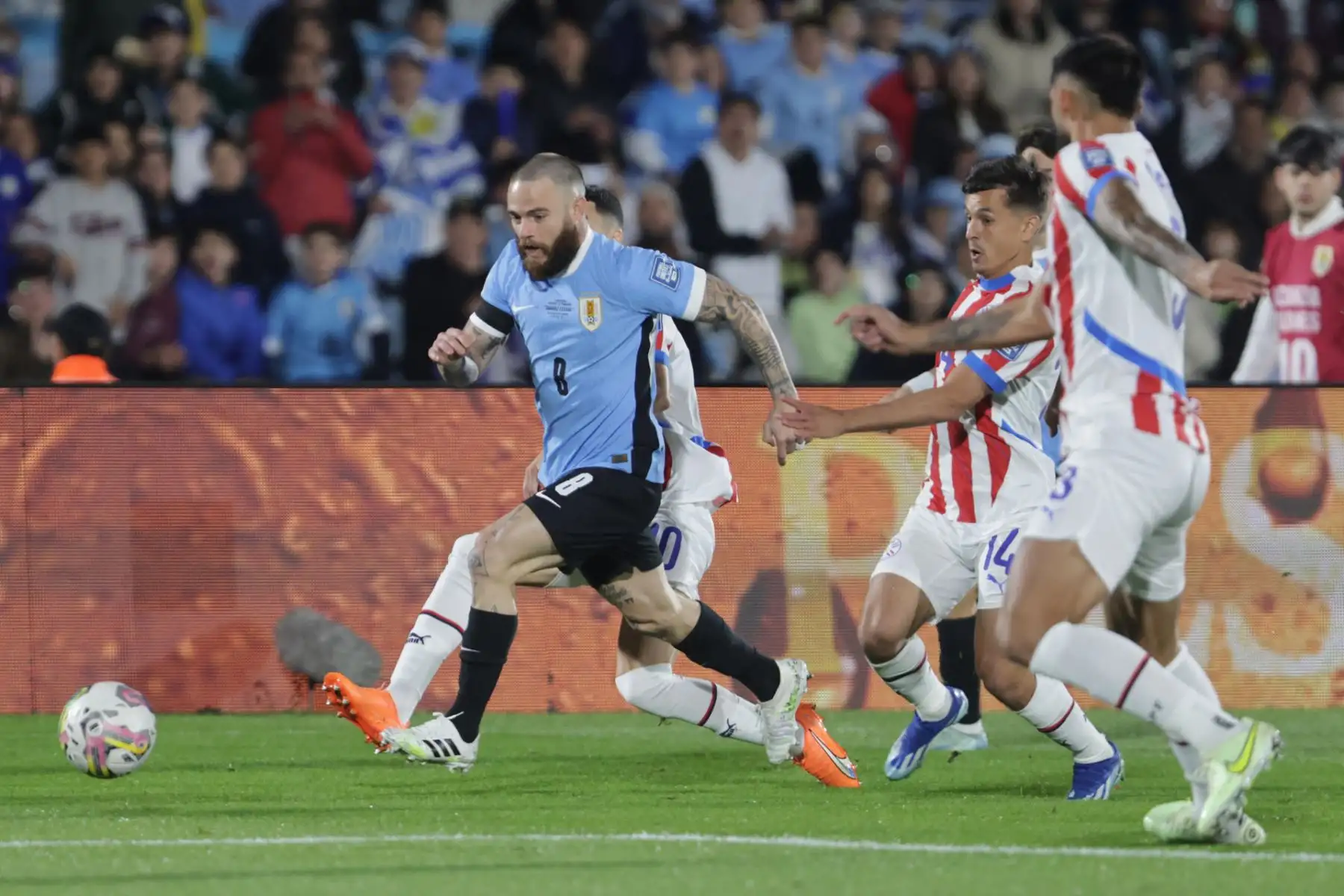 Nahitan Nández de Uruguay disputa el balón con Andrés Cubas de Paraguay este viernes, en el partido de las eliminatorias sudamericanas para el Mundial 2026 entre Uruguay y Paraguay en el estadio Centenario en Montevideo. Foto: EFE