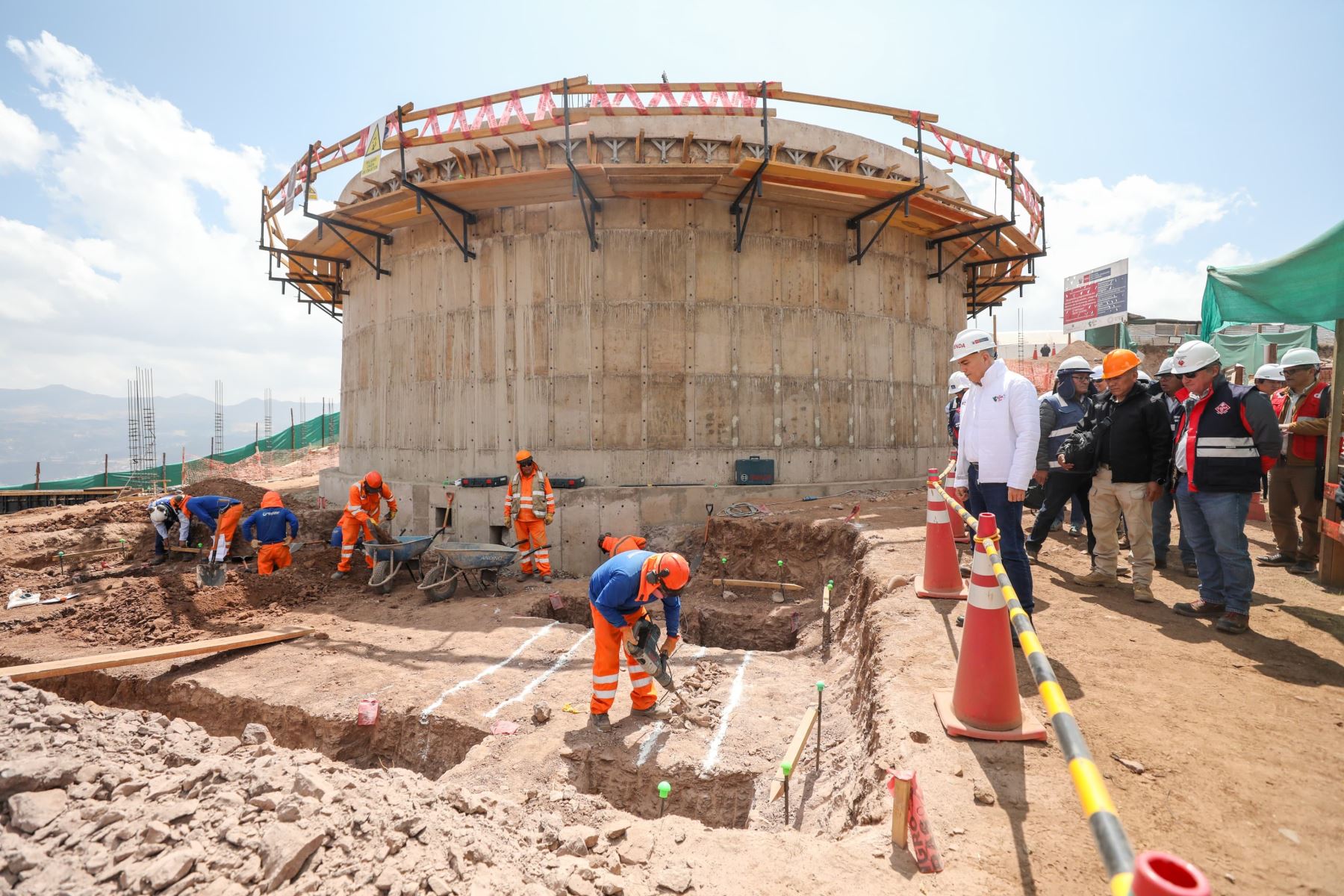 El ministro de Vivienda, Construcción y Saneamiento dijo que enviará especialistas a Andahuaylillas para lograr el destrabe de megaobra. Foto: ANDINA/MVCS.