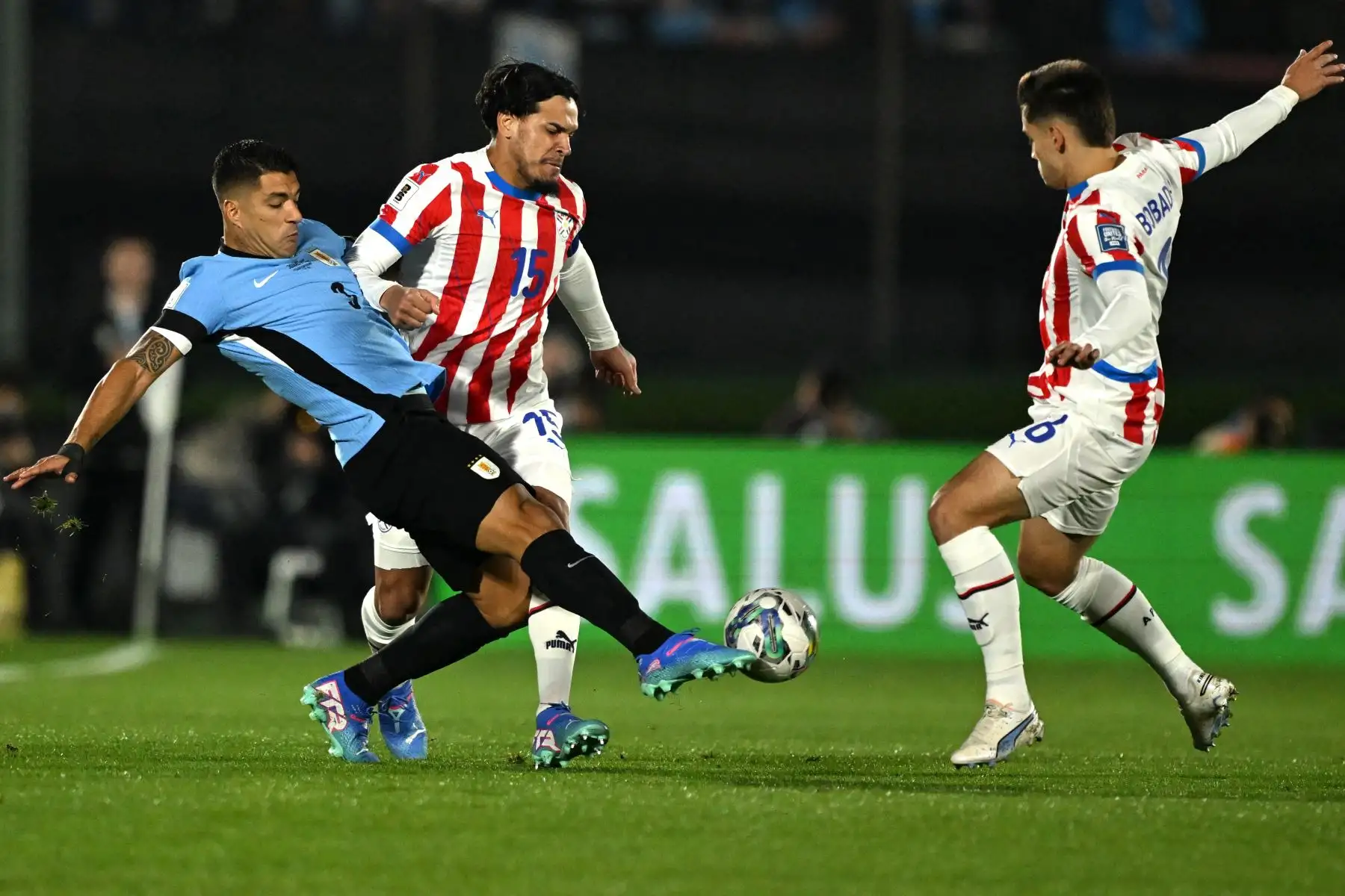 El delantero uruguayo Luis Suárez, el defensor paraguayo Gustavo Gómez y el mediocampista paraguayo Damián Bobadilla luchan por el balón durante el partido de fútbol de las eliminatorias sudamericanas para la Copa Mundial FIFA 2026 entre Uruguay y Paraguay en el estadio Centenario de Montevideo. Foto: AFP