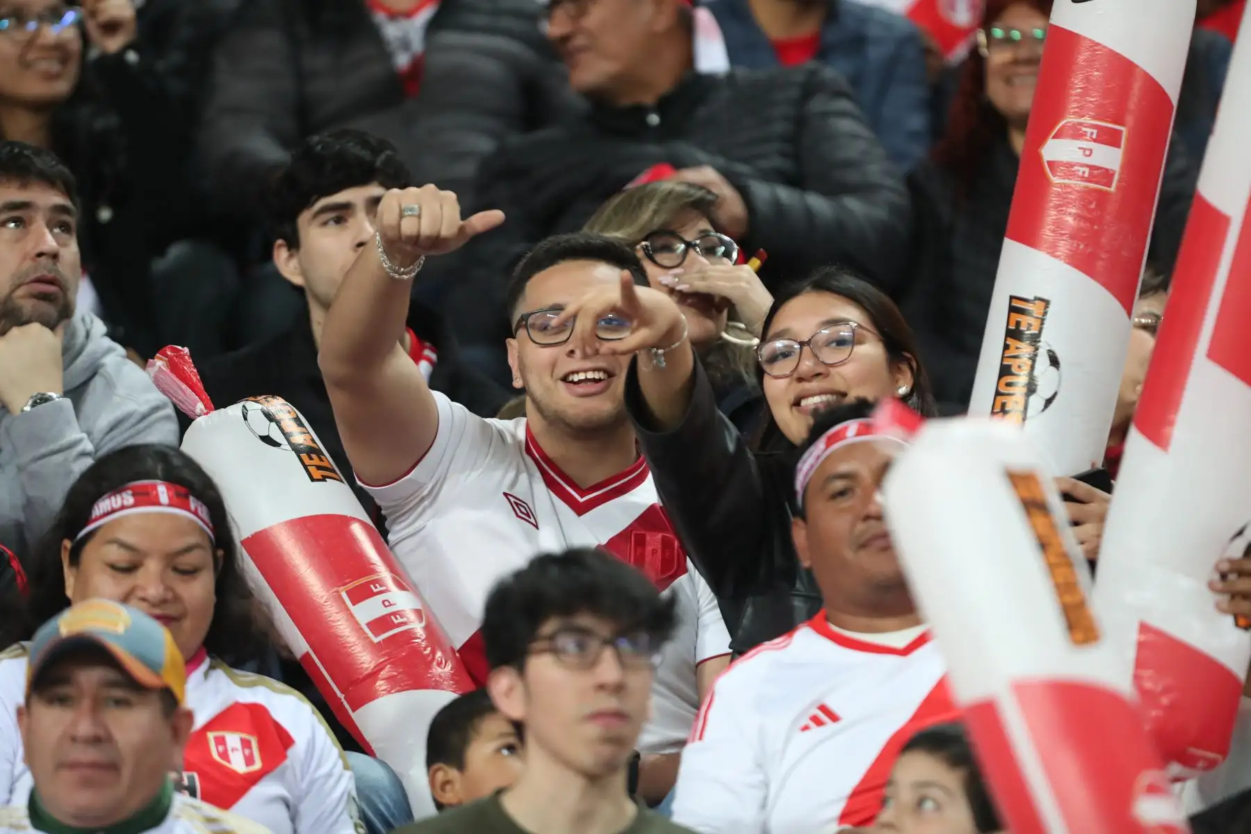 Hinchas peruanos y colombianos alientan a sus equipos desde las tribunas del Estadio Nacional, momentos previos a disputarse el partido de fútbol entre las selecciones de Perú y Colombia por la fecha 7 de las Eliminatorias al Mundial 2026. Foto: ANDINA / Lino Chipana