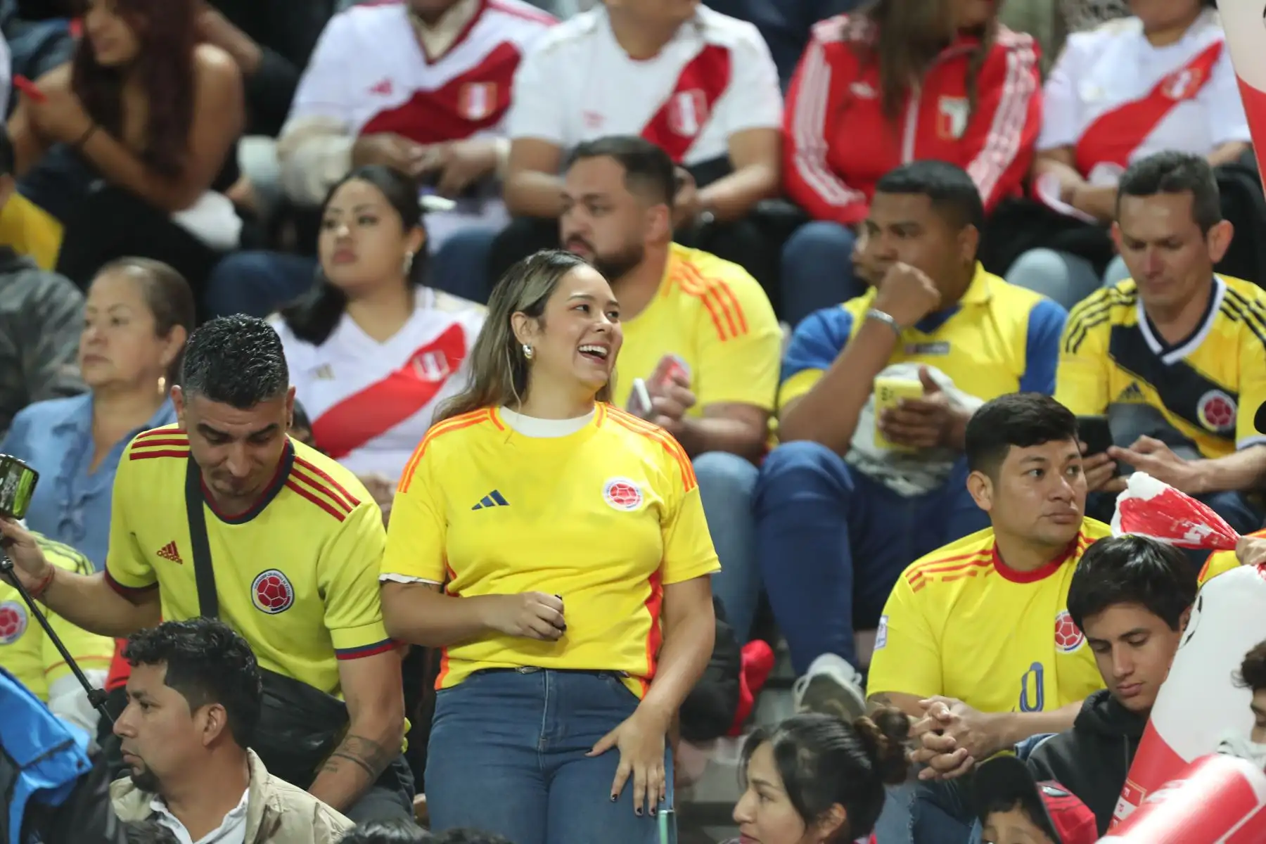 Hinchas peruanos y colombianos alientan a sus equipos desde las tribunas del Estadio Nacional, momentos previos a disputarse el partido de fútbol entre las selecciones de Perú y Colombia por la fecha 7 de las Eliminatorias al Mundial 2026. Foto: ANDINA / Lino Chipana