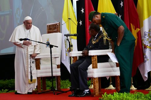 El papa Francisco se reúne con el gobernador general de Papúa Nueva Guinea, Bob Dadae, en la Casa de Gobierno de Port Moresby. Foto: AFP