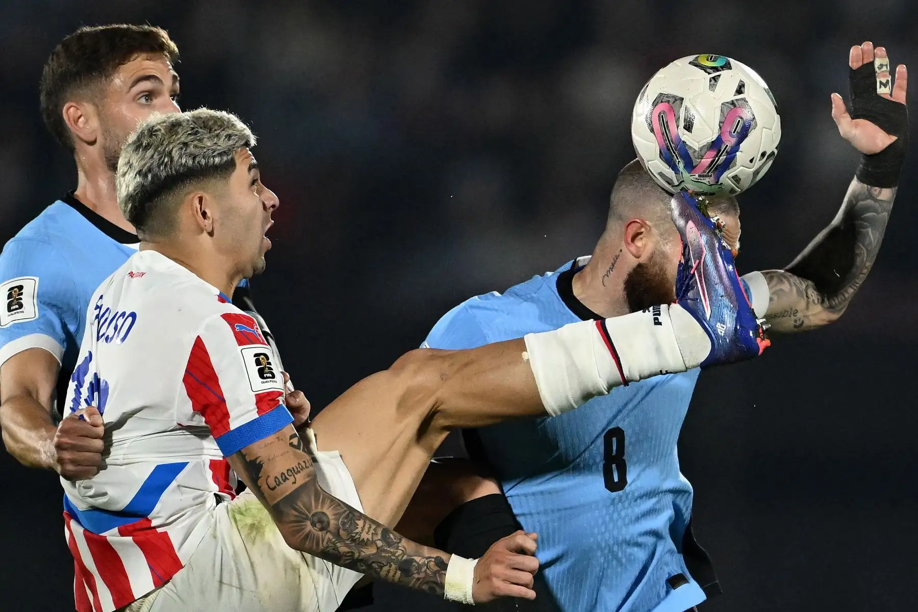 El delantero paraguayo Julio Enciso y el mediocampista uruguayo Nahitan Nandez luchan por el balón durante el partido de fútbol de las eliminatorias sudamericanas para la Copa Mundial FIFA 2026 entre Uruguay y Paraguay en el estadio Centenario de Montevideo. Foto: AFP