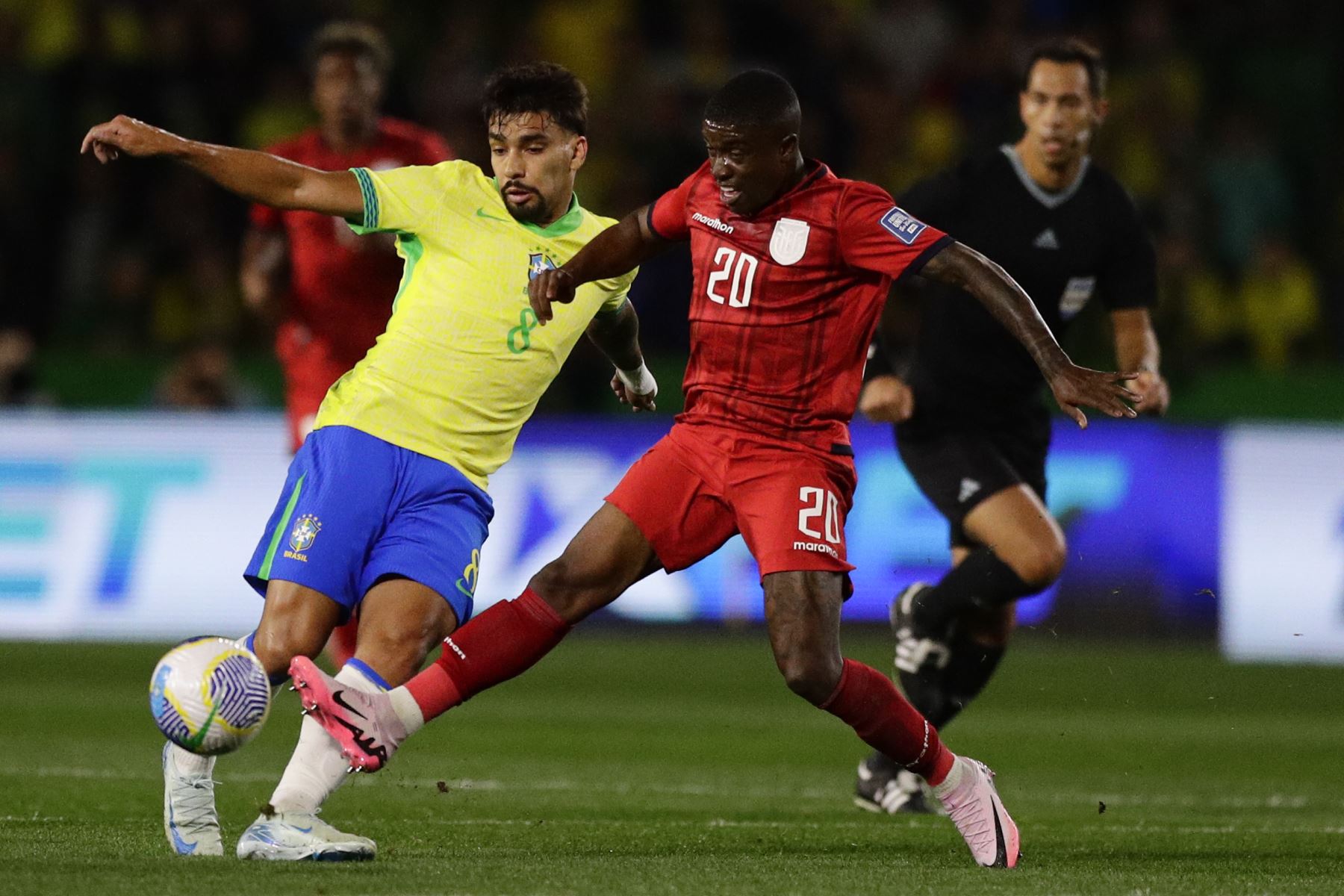 Lucas Paquetá de Brasil disputa un balón con Jhegson Méndez de Ecuador este viernes, en el partido de eliminatorias para el Mundial 2026 entre Brasil y Ecuador en el estadio Couto Pereira en Curitiba. Foto: EFE