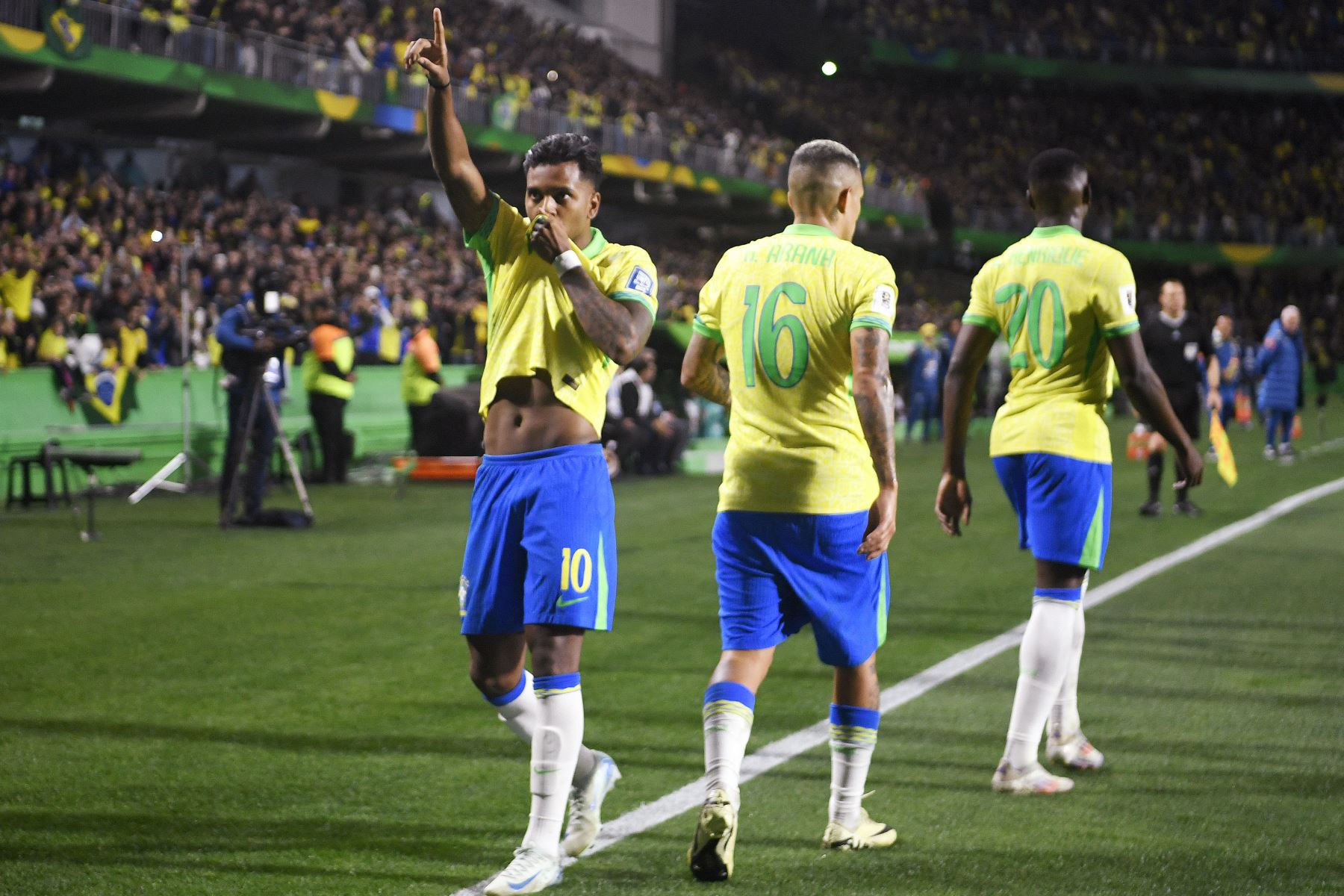 El delantero brasileño Rodrygo celebra tras anotar durante el partido de fútbol de las eliminatorias sudamericanas para la Copa Mundial FIFA 2026 entre Brasil y Ecuador, en el estadio Major Antônio Couto Pereira de Curitiba. Foto: AFP