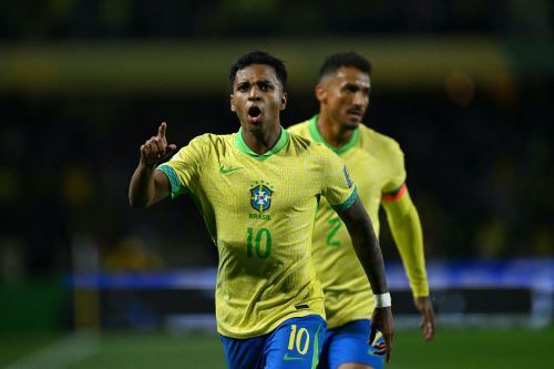 El delantero brasileño Rodrygo celebra tras anotar durante el partido de fútbol de las eliminatorias sudamericanas para la Copa Mundial FIFA 2026 entre Brasil y Ecuador, en el estadio Major Antônio Couto Pereira de Curitiba. Foto: AFP