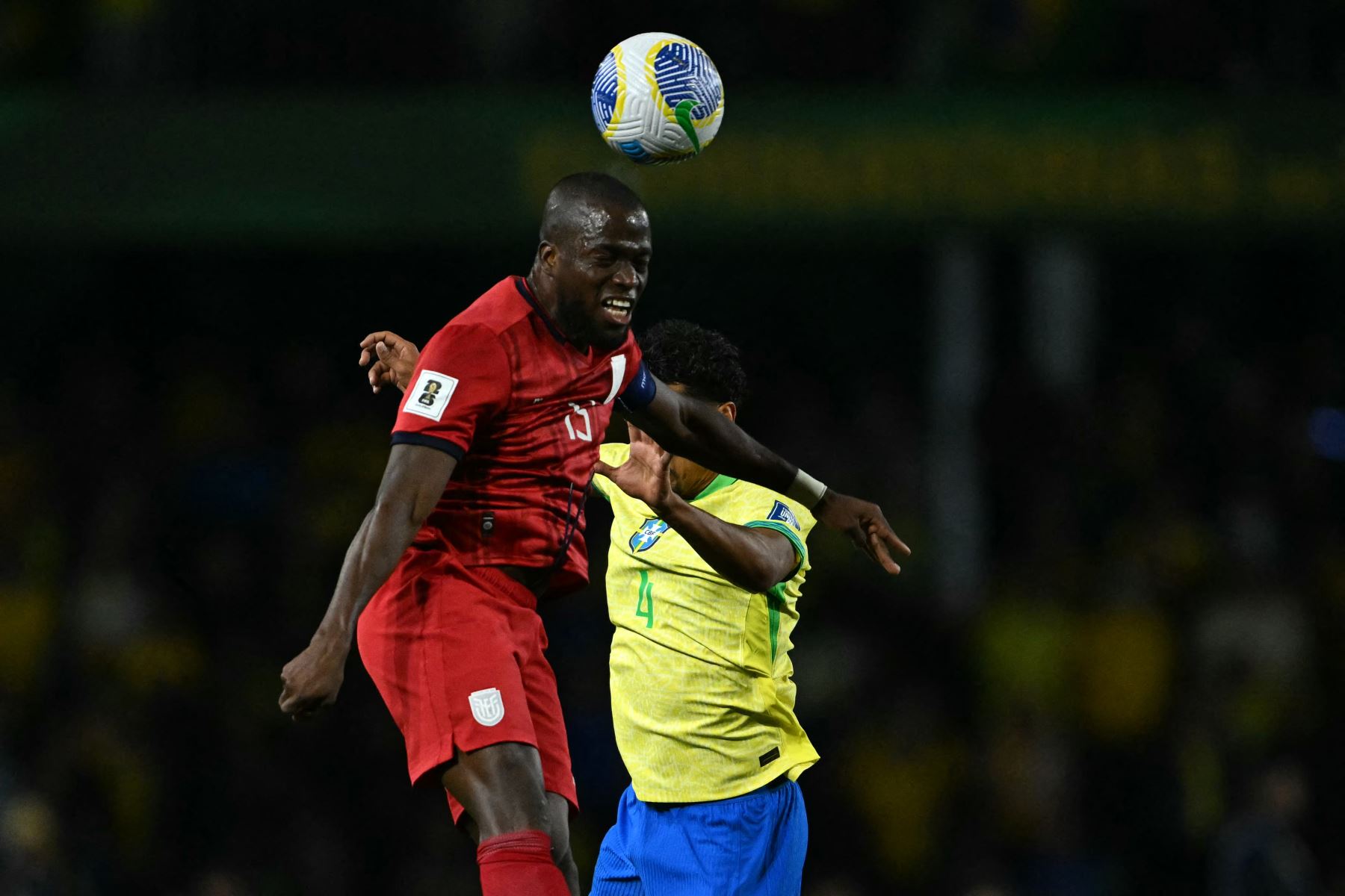 El delantero ecuatoriano Enner Valencia y el defensor brasileño Marquinhos luchan por el balón durante el partido de fútbol de las eliminatorias sudamericanas para la Copa Mundial FIFA 2026 entre Brasil y Ecuador, en el estadio Major Antônio Couto Pereira en Curitiba. Foto: AFP