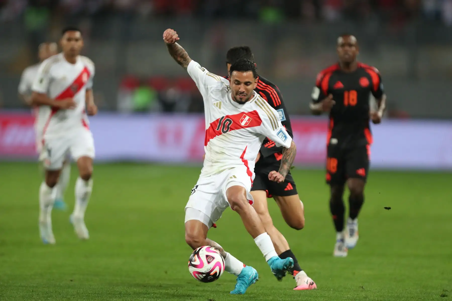 Las selecciones de Perú y Colombia se enfrentan en el Estadio Nacional de la ciudad de Lima, en el partido de fútbol por la fecha 7 de las Eliminatorias rumbo al Mundial 2026. Foto: ANDINA/Lino Chipana