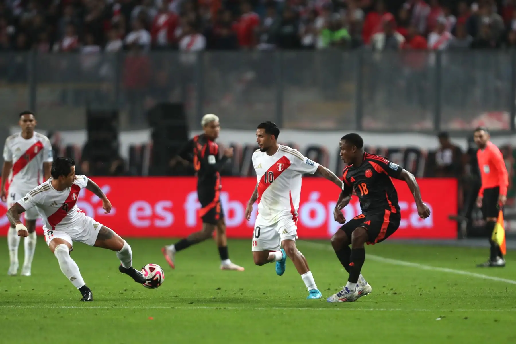 Las selecciones de Perú y Colombia se enfrentan en el Estadio Nacional de la ciudad de Lima, en el partido de fútbol por la fecha 7 de las Eliminatorias rumbo al Mundial 2026. Foto: ANDINA/Lino Chipana