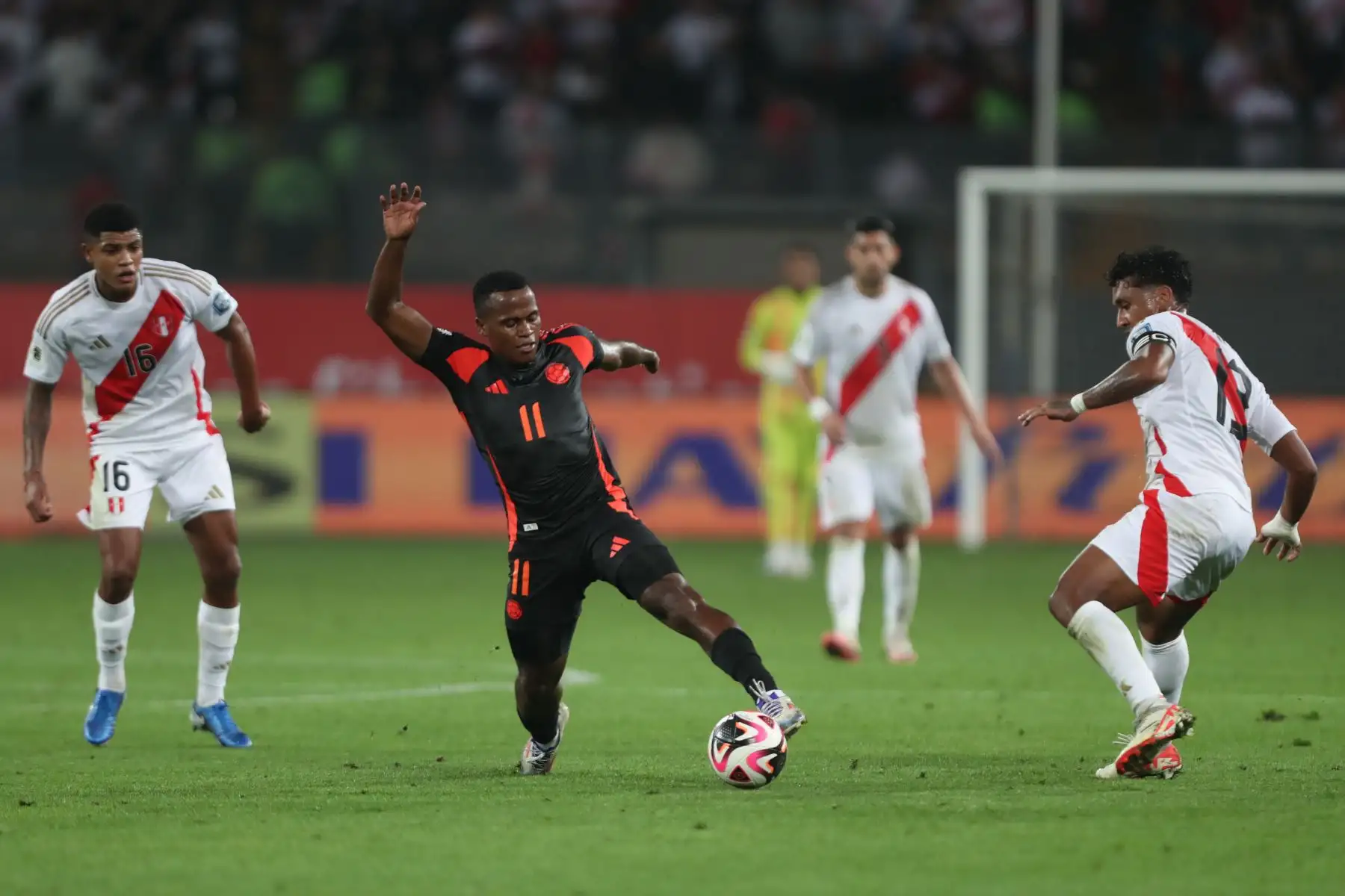 Las selecciones de Perú y Colombia se enfrentan en el Estadio Nacional de la ciudad de Lima, en el partido de fútbol por la fecha 7 de las Eliminatorias rumbo al Mundial 2026. Foto: ANDINA/Lino Chipana