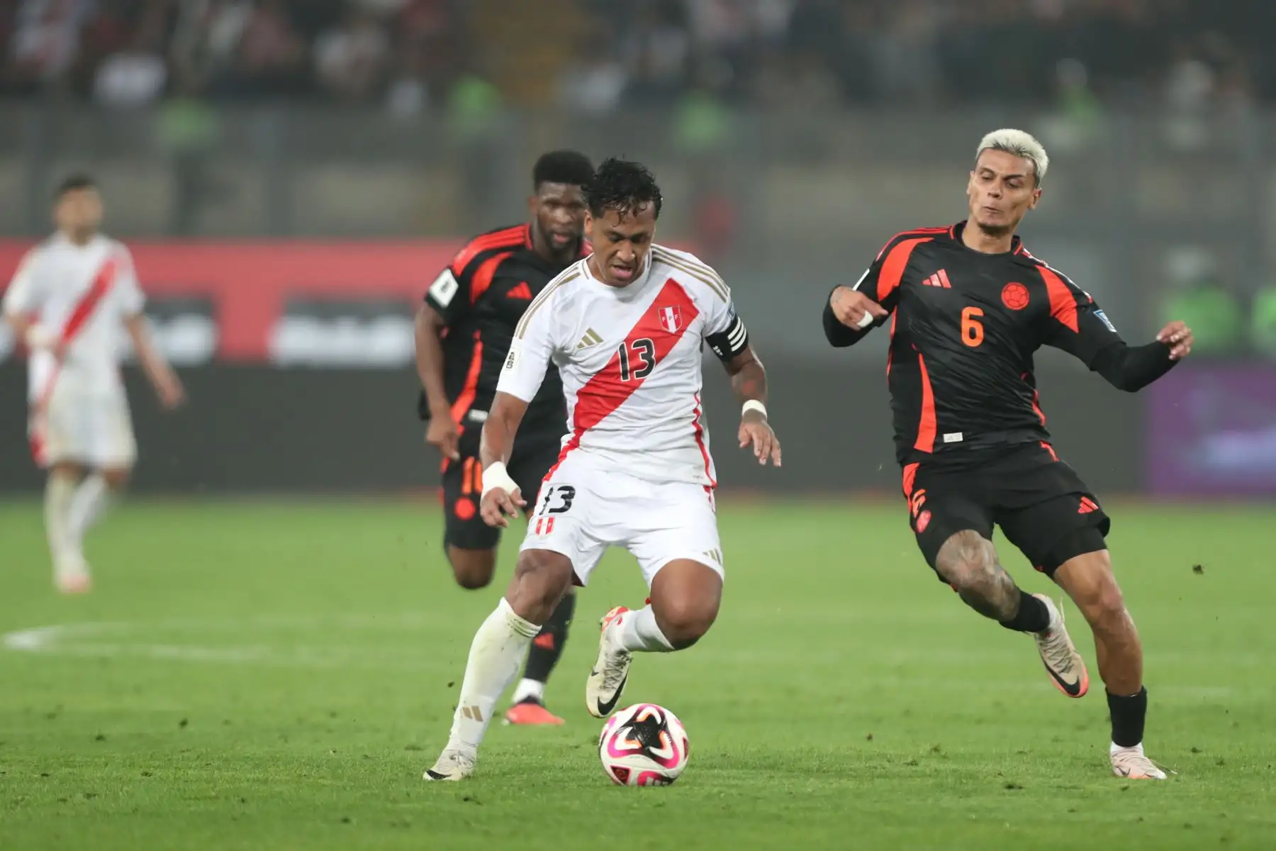 El jugador peruano Renato Tapia conduce el balón durante el partido de fútbol entre Perú y Colombia por la fecha 7 de las Eliminatorias rumbo al Mundial 2026, disputado en el Estadio Nacional de Lima. Foto: ANDINA/Lino Chipana