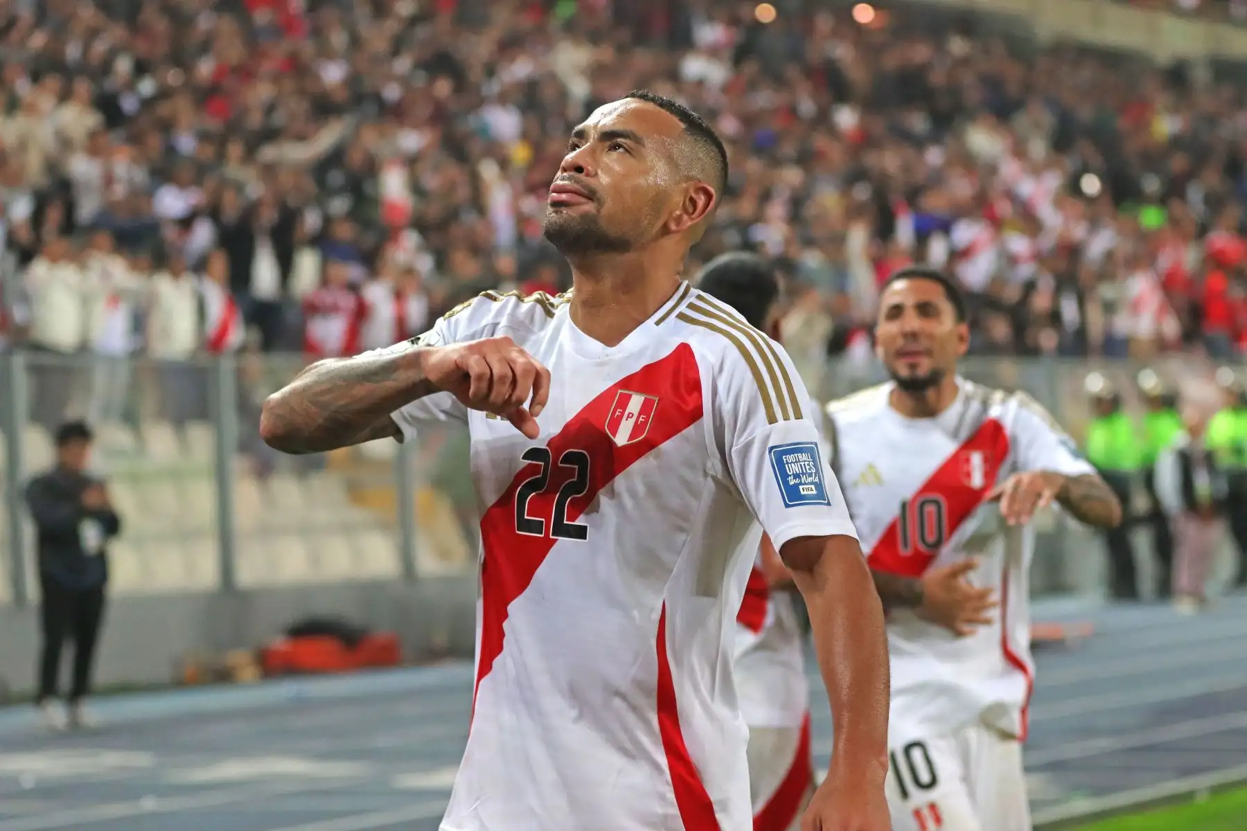El jugador de Perú Alexander Callens celebra el gol que le anotó a Colombia, durante el partido de fútbol por la fecha 7 de las Eliminatorias rumbo al Mundial 2026, disputado en el Estadio Nacional de Lima. Foto: ANDINA/Lino Chipana
