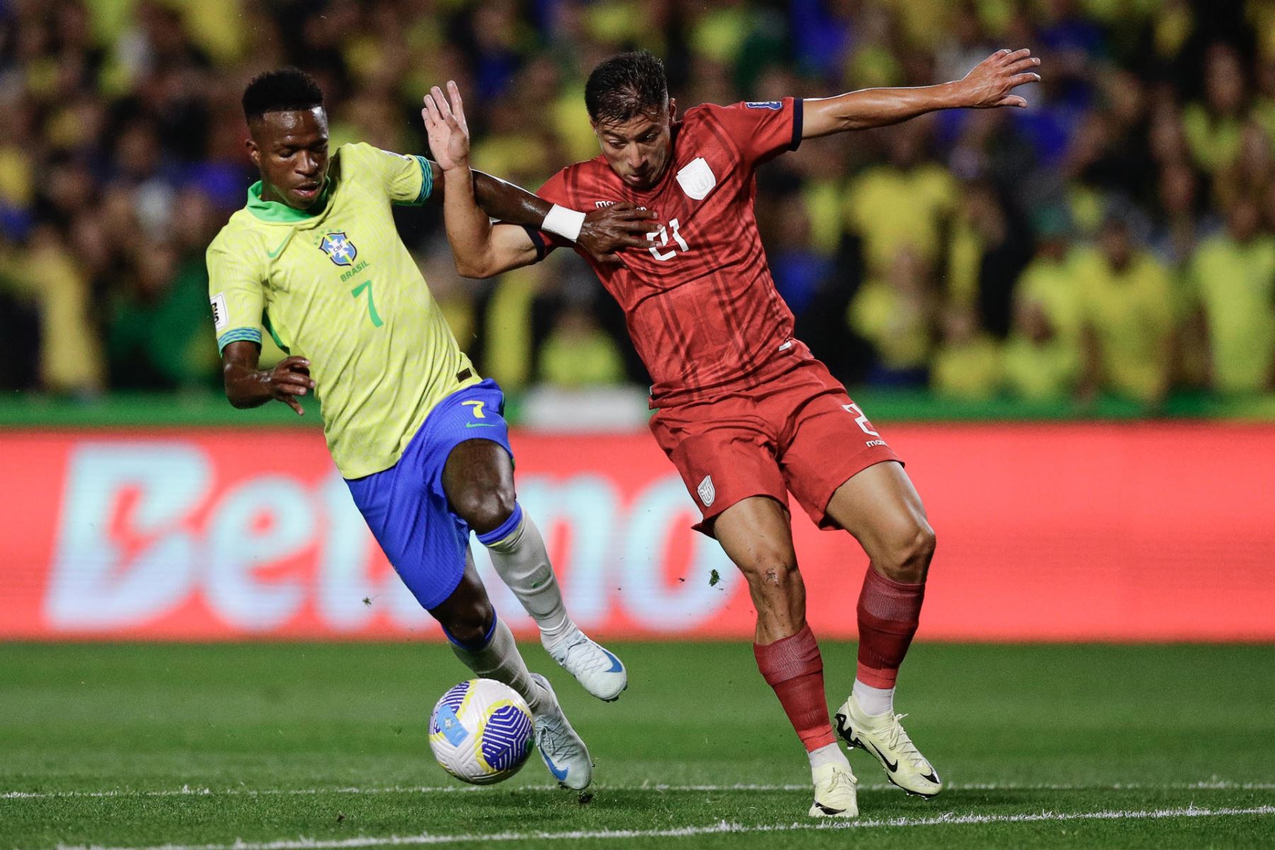 Vinícius Júnior de Brasil disputa un balón con Alan Franco Palma de Ecuador este viernes, en el partido de las eliminatorias para el Mundial 2026 entre Brasil y Ecuador en el estadio Couto Pereira en Curitiba. Foto: EFE