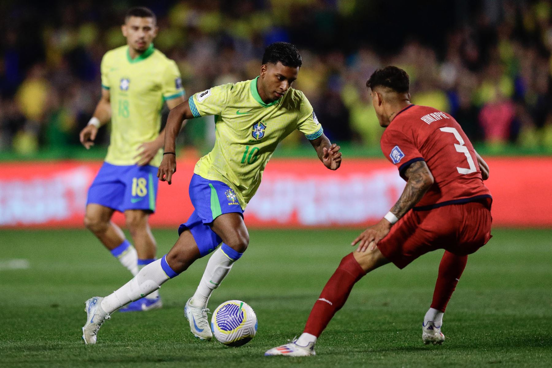 Rodrygo de Brasil disputa un balón con Piero Hincapié de Ecuador este viernes, en el partido de las eliminatorias para el Mundial 2026 entre Brasil y Ecuador en el estadio Couto Pereira en Curitiba. Foto: EFE