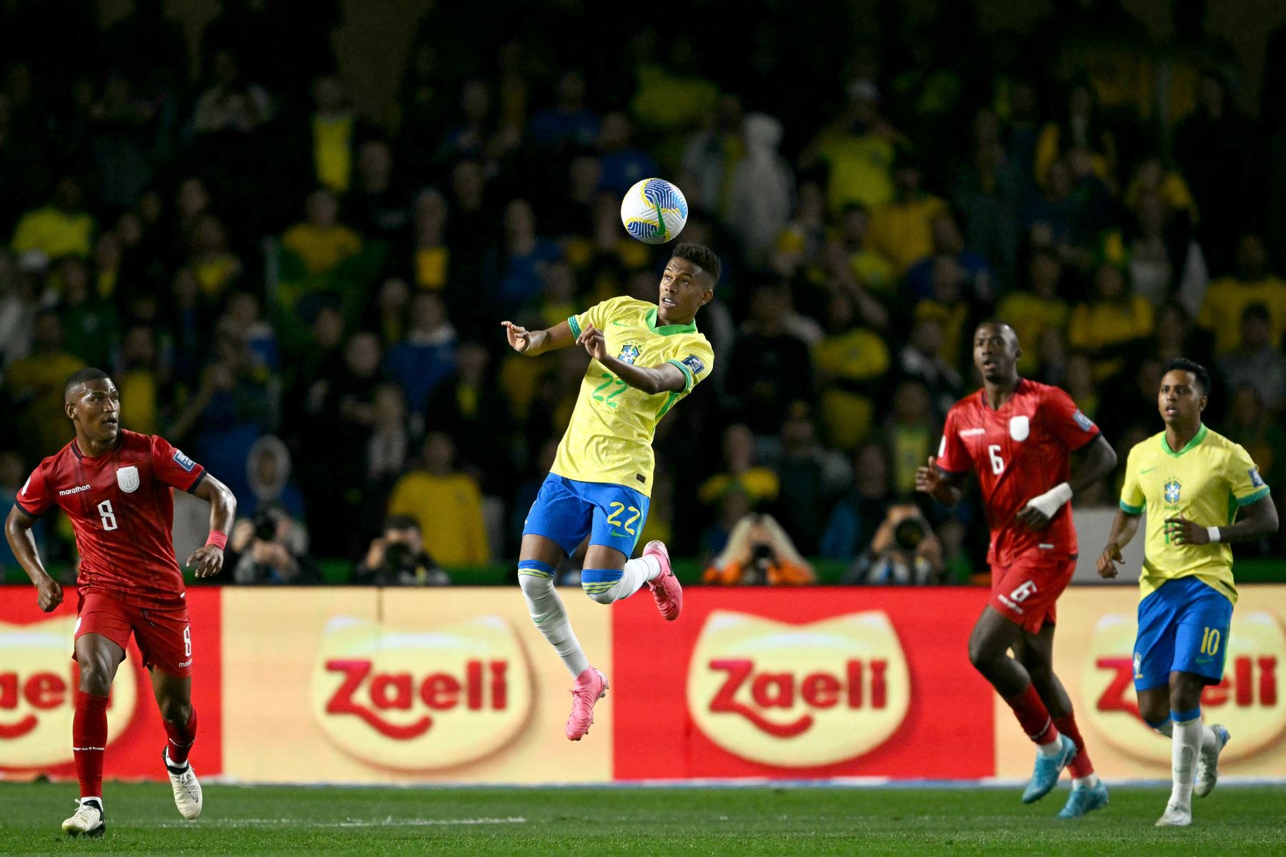 El delantero brasileño Estevao cabecea el balón durante el partido de fútbol de las eliminatorias sudamericanas para la Copa Mundial FIFA 2026 entre Brasil y Ecuador, en el estadio Major Antônio Couto Pereira en Curitiba. Foto: AFP