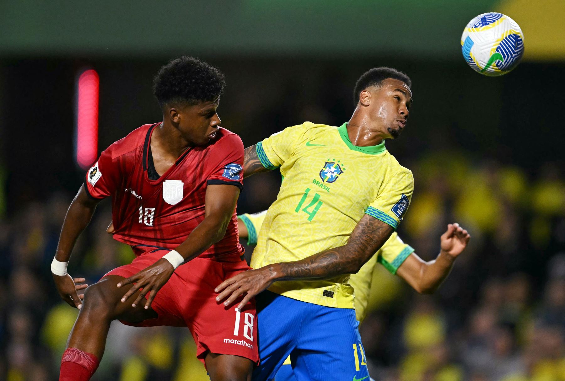 El delantero ecuatoriano John Mercado y el defensor brasileño Gabriel Magalhaes luchan por el balón durante el partido de fútbol de las eliminatorias sudamericanas para la Copa Mundial FIFA 2026 entre Brasil y Ecuador, en el estadio Major Antônio Couto Pereira en Curitiba. Foto: AFP