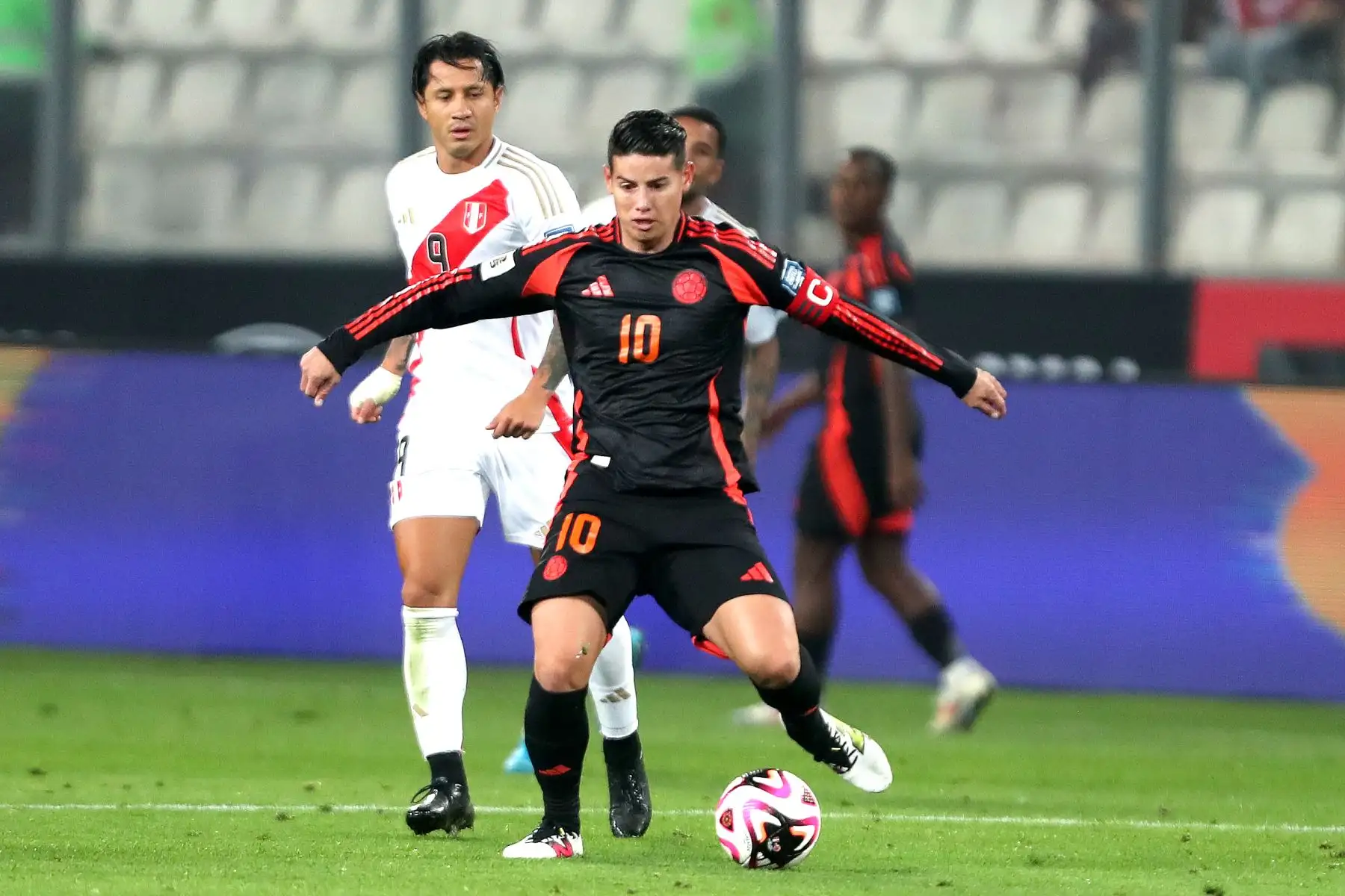 Las selecciones de Perú y Colombia se enfrentan en el Estadio Nacional de la ciudad de Lima, en el partido de fútbol por la fecha 7 de las Eliminatorias rumbo al Mundial 2026. Foto: ANDINA/Lino Chipana.