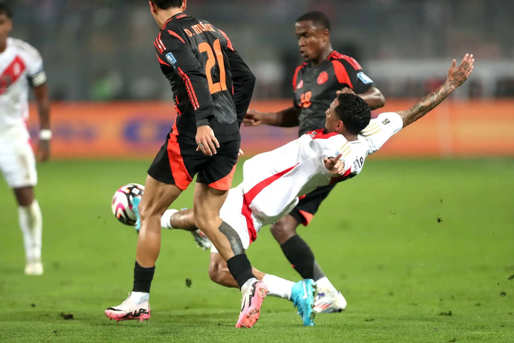 Las selecciones de Perú y Colombia se enfrentan en el Estadio Nacional de la ciudad de Lima, en el partido de fútbol por la fecha 7 de las Eliminatorias rumbo al Mundial 2026. Foto: ANDINA/Lino Chipana.