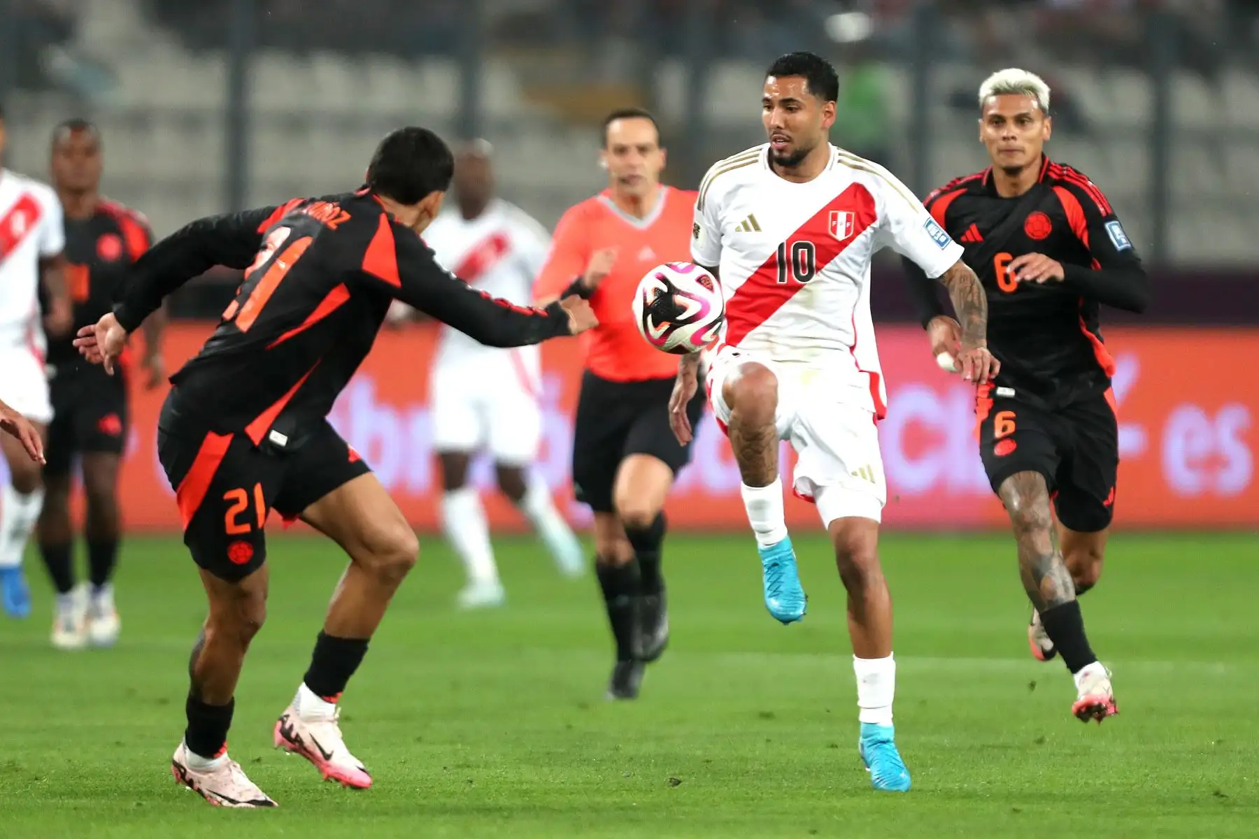 Las selecciones de Perú y Colombia se enfrentan en el Estadio Nacional de la ciudad de Lima, en el partido de fútbol por la fecha 7 de las Eliminatorias rumbo al Mundial 2026. Foto: ANDINA / Lino Chipana.