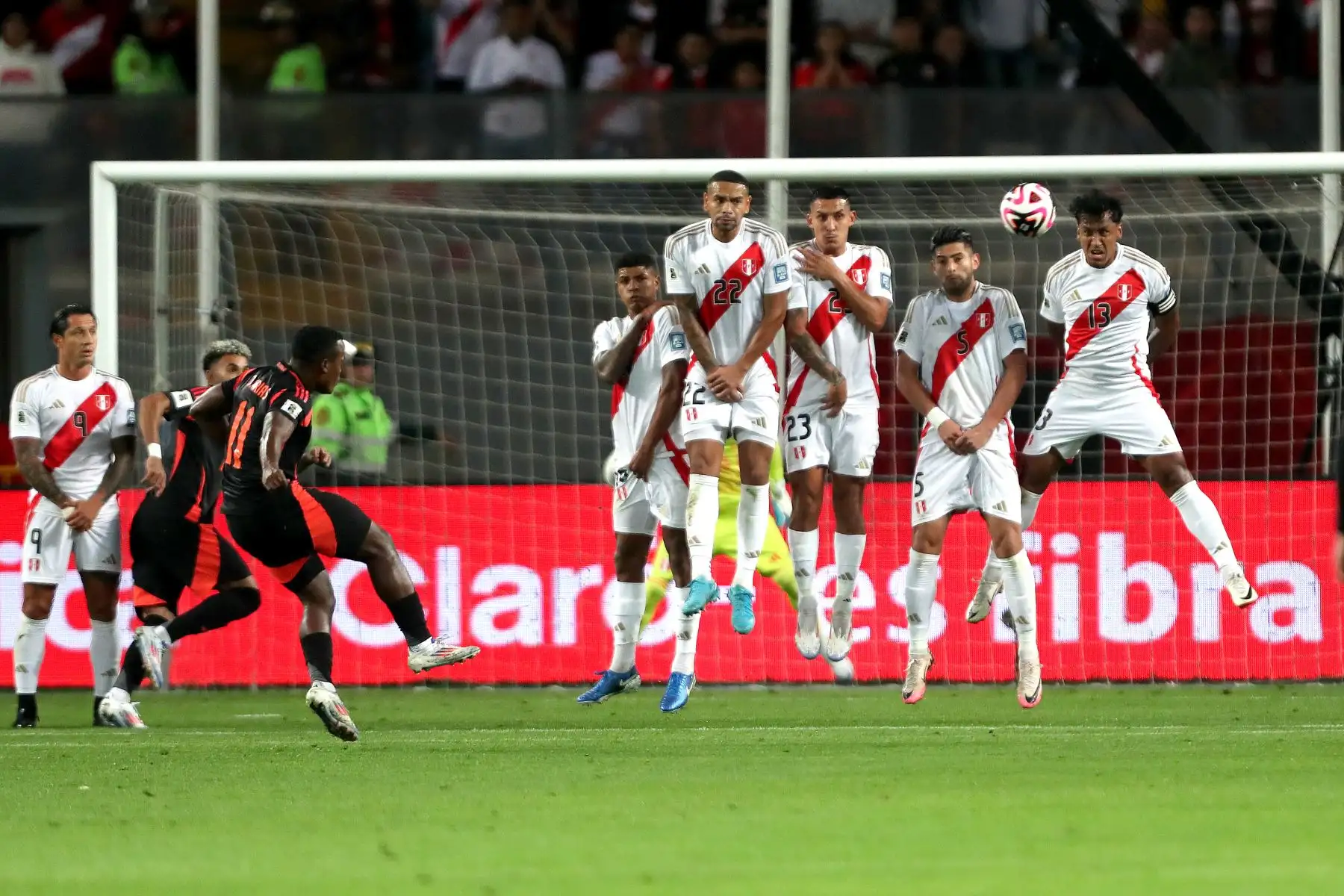 Las selecciones de Perú y Colombia se enfrentan en el Estadio Nacional de la ciudad de Lima, en el partido de fútbol por la fecha 7 de las Eliminatorias rumbo al Mundial 2026. Foto: ANDINA / Lino Chipana.