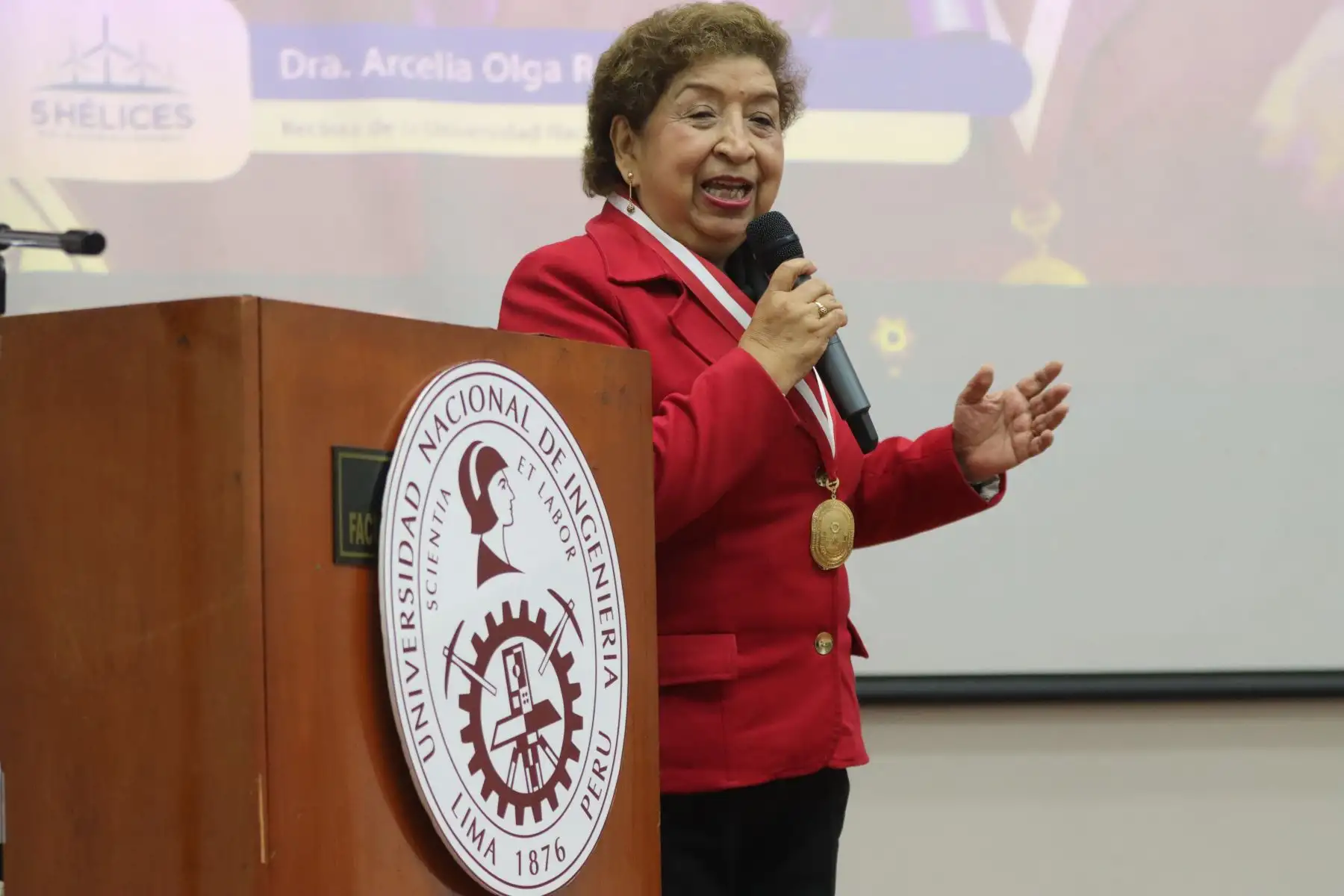 Arcelia Rojas Salazar, Rectora de la Universidad del Callao. En conferencia descentralizada “5 Hélices para el Desarrollo Sostenible”, en el que se aborda la ampliación del aeropuerto internacional Jorge Chávez así como de los nuevos muelles del puerto del Callao.
Foto: ANDINA / Lino Chipana.