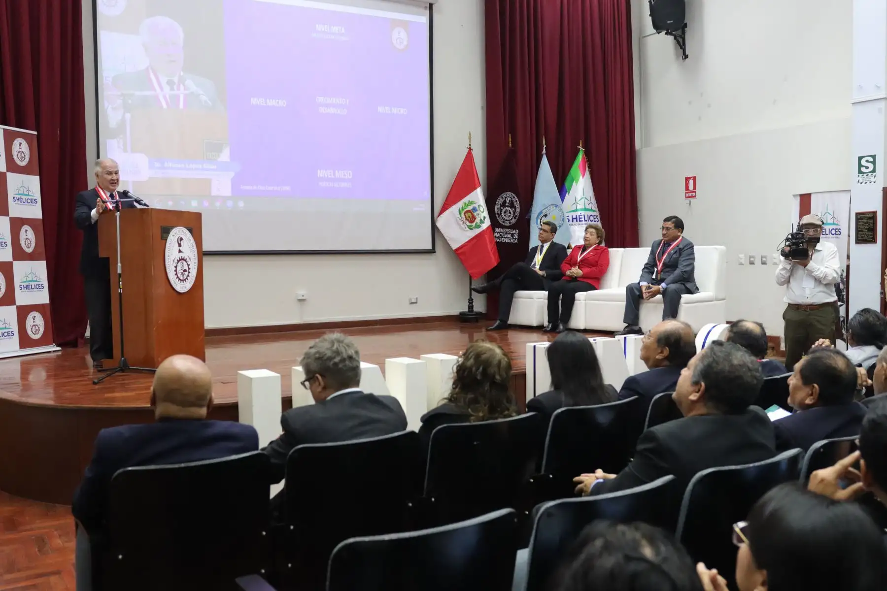 Conferencia descentralizada “5 Hélices para el Desarrollo Sostenible”, en el que se aborda la ampliación del aeropuerto internacional Jorge Chávez así como de los nuevos muelles del puerto del Callao. Rector de la UNI, Dr. Alfonso López Chau.
Rector de la Universidad del Callao, Dra. Arcelia Rojas Salazar.
Rector de la Universidad Agraria, Américo Guevara Pérez.
Universidad Nacional del Callao.
Foto: ANDINA / Lino Chipana.