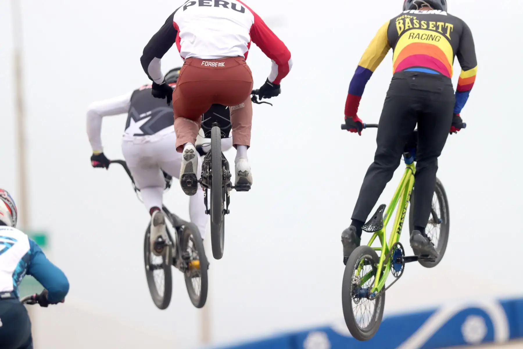 Campeonato Iberoamericano de BMX Racing 2024.
Participan: Argentina, Aruba, Bolivia, Brasil, Chile, Costa Rica, Ecuador, México y Perú.
Un hito deportivo que une a naciones de habla hispana y portuguesa.
Complejo Panamericano Costa Verde.
Foto: ANDINA / Lino Chipana.