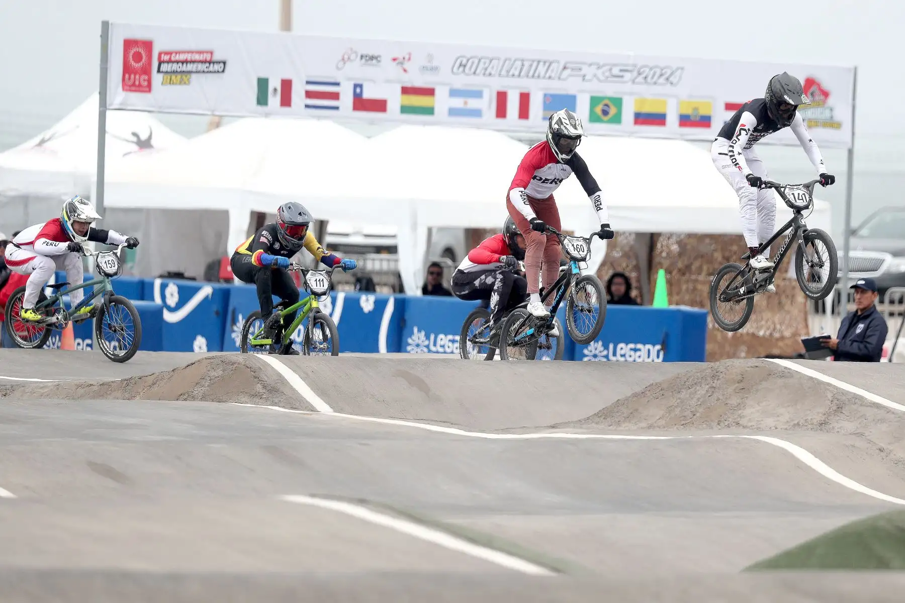 Campeonato Iberoamericano de BMX Racing 2024.
Participan: Argentina, Aruba, Bolivia, Brasil, Chile, Costa Rica, Ecuador, México y Perú.
Un hito deportivo que une a naciones de habla hispana y portuguesa.
Complejo Panamericano Costa Verde.
Foto: ANDINA / Lino Chipana.