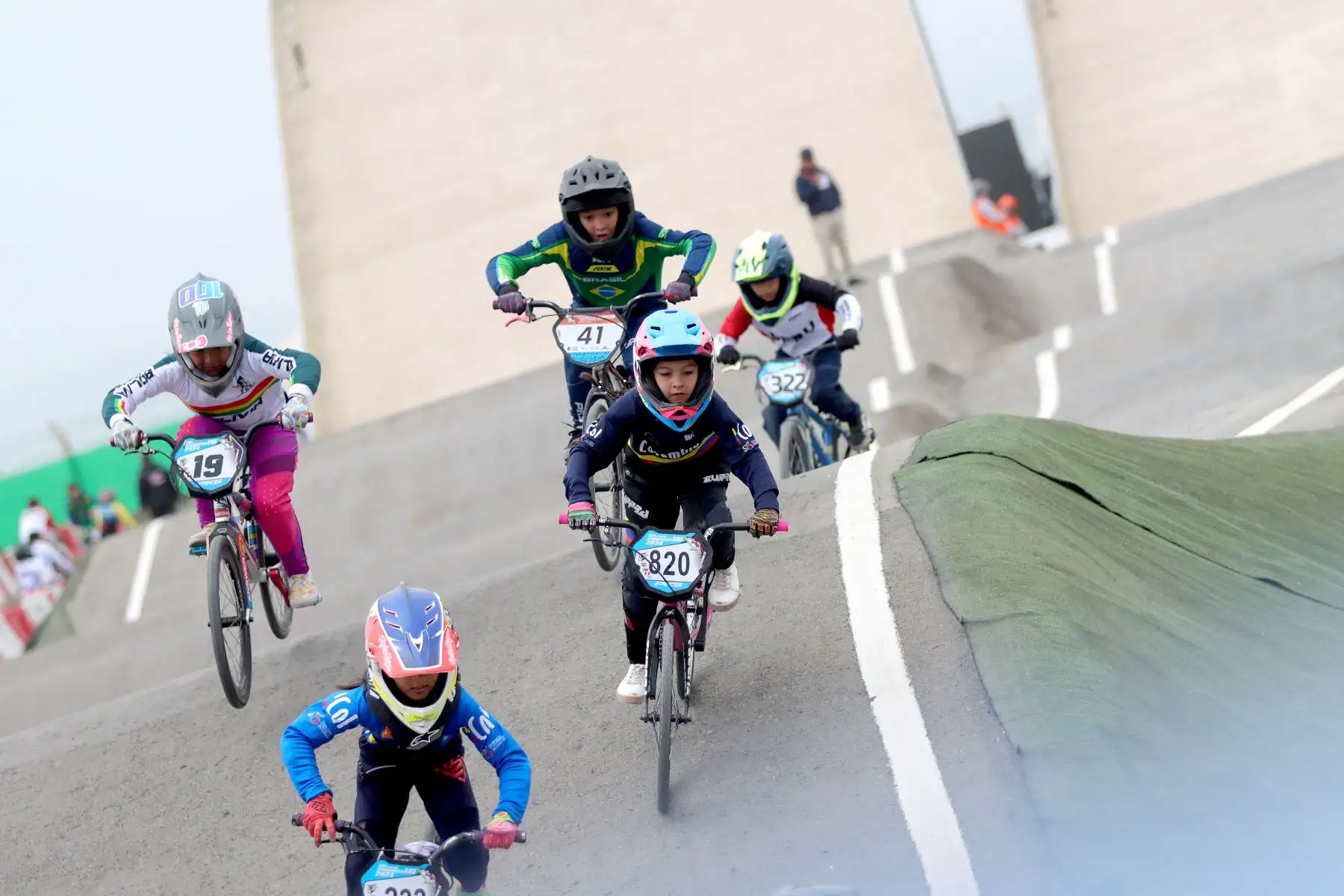 Campeonato Iberoamericano de BMX Racing 2024.
Participan: Argentina, Aruba, Bolivia, Brasil, Chile, Costa Rica, Ecuador, México y Perú.
Un hito deportivo que une a naciones de habla hispana y portuguesa.
Complejo Panamericano Costa Verde.
Foto: ANDINA / Lino Chipana.