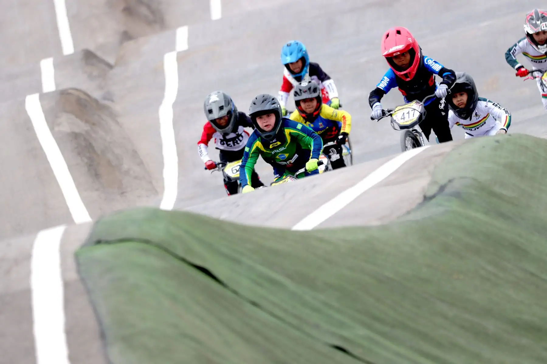 Campeonato Iberoamericano de BMX Racing 2024.
Participan: Argentina, Aruba, Bolivia, Brasil, Chile, Costa Rica, Ecuador, México y Perú.
Un hito deportivo que une a naciones de habla hispana y portuguesa.
Complejo Panamericano Costa Verde.
Foto: ANDINA / Lino Chipana.