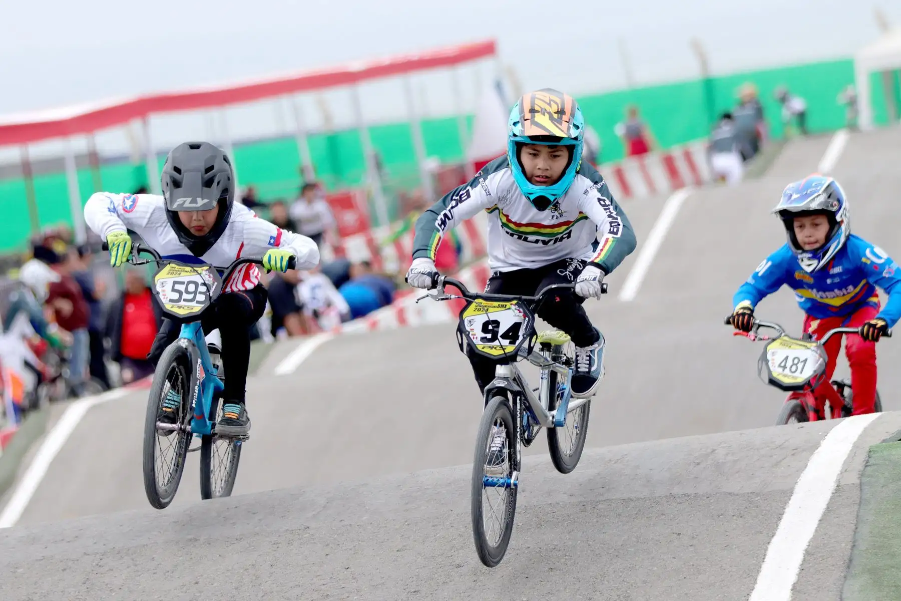 Campeonato Iberoamericano de BMX Racing 2024.
Participan: Argentina, Aruba, Bolivia, Brasil, Chile, Costa Rica, Ecuador, México y Perú.
Un hito deportivo que une a naciones de habla hispana y portuguesa.
Complejo Panamericano Costa Verde.
Foto: ANDINA / Lino Chipana.