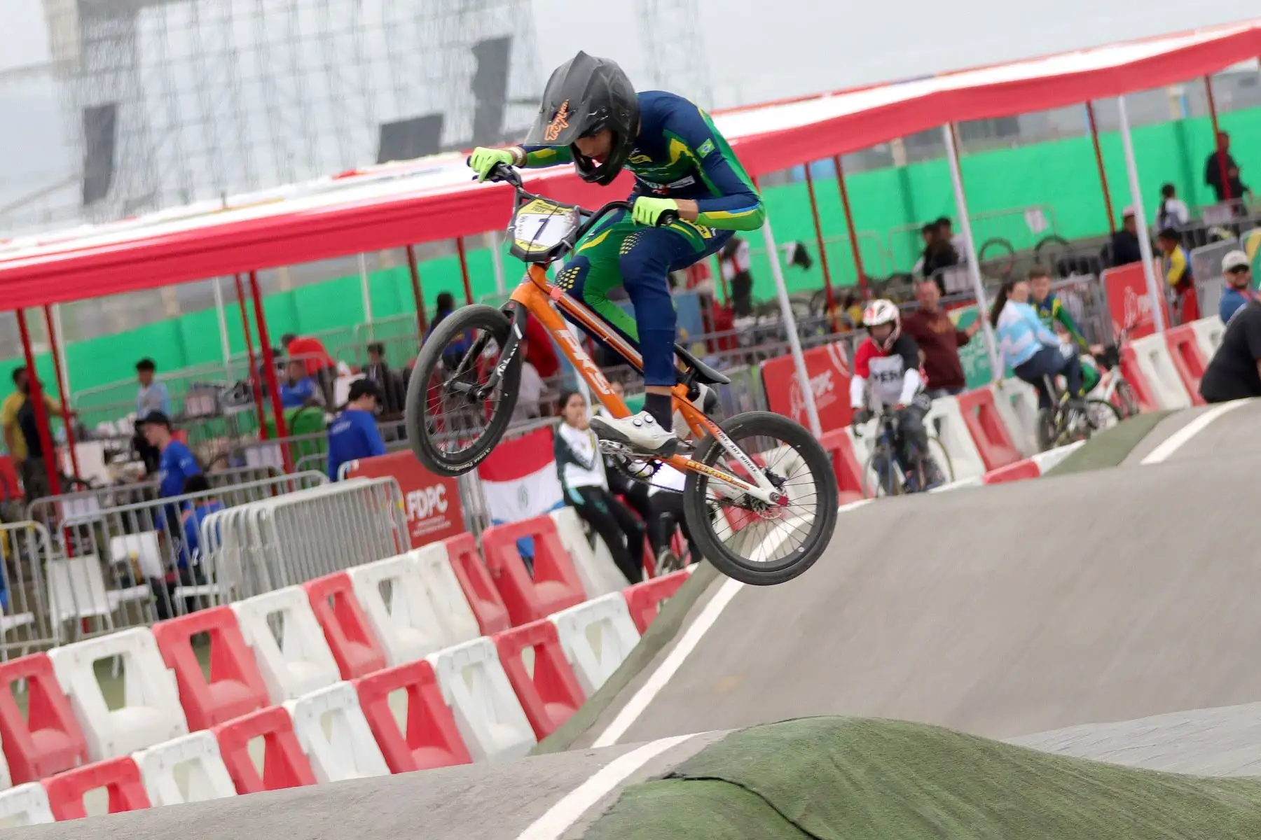 Campeonato Iberoamericano de BMX Racing 2024.
Participan: Argentina, Aruba, Bolivia, Brasil, Chile, Costa Rica, Ecuador, México y Perú.
Un hito deportivo que une a naciones de habla hispana y portuguesa.
Complejo Panamericano Costa Verde.
Foto: ANDINA / Lino Chipana.