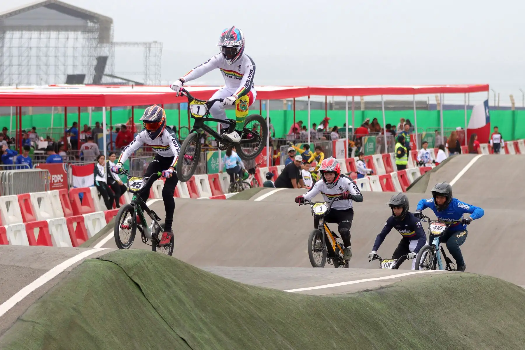 Campeonato Iberoamericano de BMX Racing 2024.
Participan: Argentina, Aruba, Bolivia, Brasil, Chile, Costa Rica, Ecuador, México y Perú.
Un hito deportivo que une a naciones de habla hispana y portuguesa.
Complejo Panamericano Costa Verde.
Foto: ANDINA / Lino Chipana.