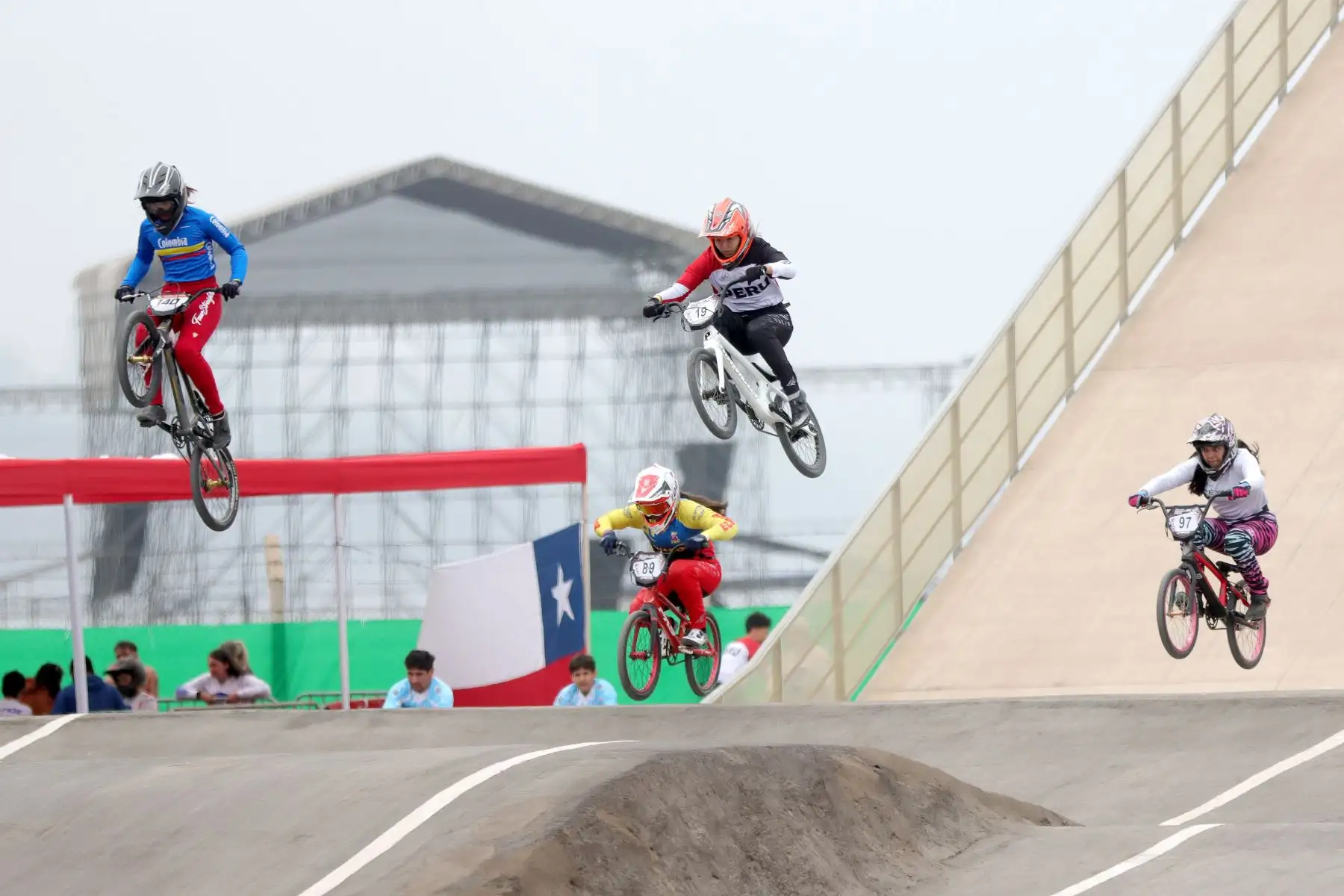 Campeonato Iberoamericano de BMX Racing 2024.
Participan: Argentina, Aruba, Bolivia, Brasil, Chile, Costa Rica, Ecuador, México y Perú.
Un hito deportivo que une a naciones de habla hispana y portuguesa.
Complejo Panamericano Costa Verde.
Foto: ANDINA / Lino Chipana.