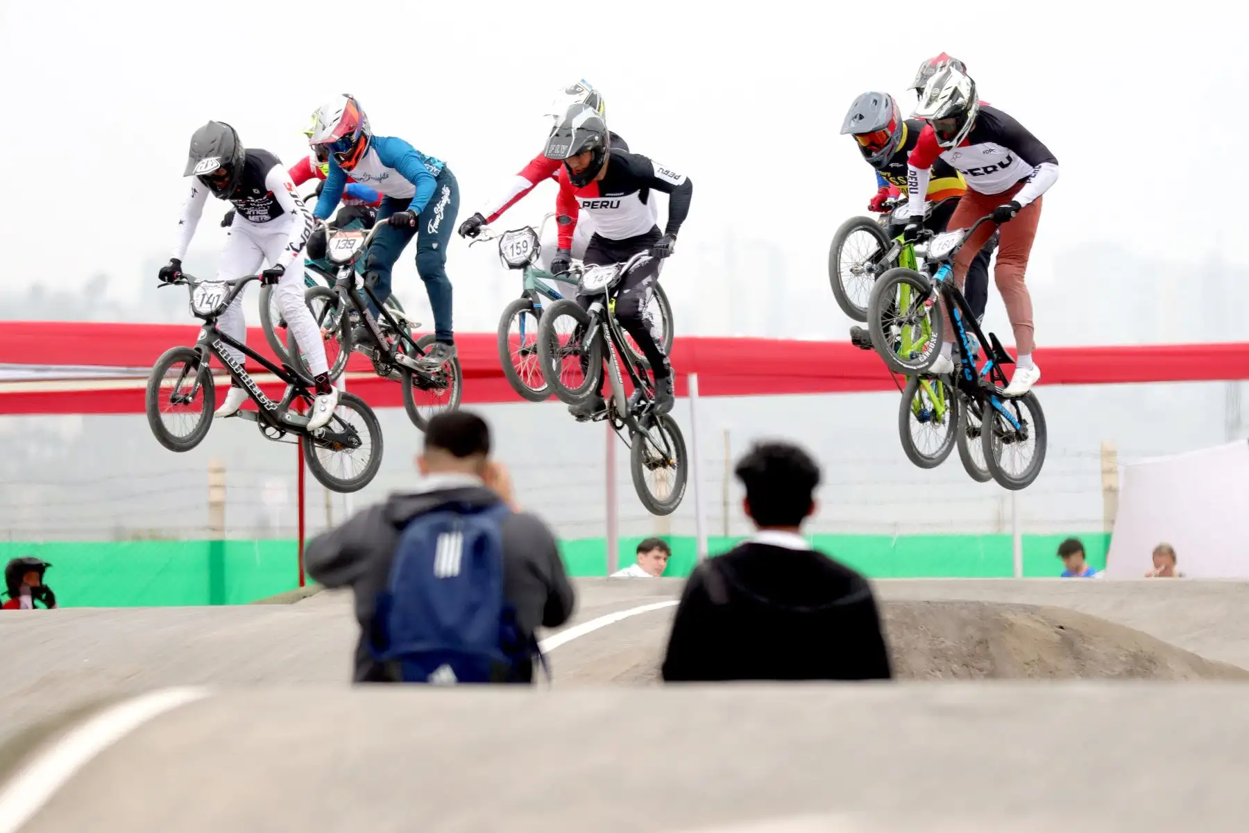 Campeonato Iberoamericano de BMX Racing 2024.
Participan: Argentina, Aruba, Bolivia, Brasil, Chile, Costa Rica, Ecuador, México y Perú.
Un hito deportivo que une a naciones de habla hispana y portuguesa.
Complejo Panamericano Costa Verde.
Foto: ANDINA / Lino Chipana.