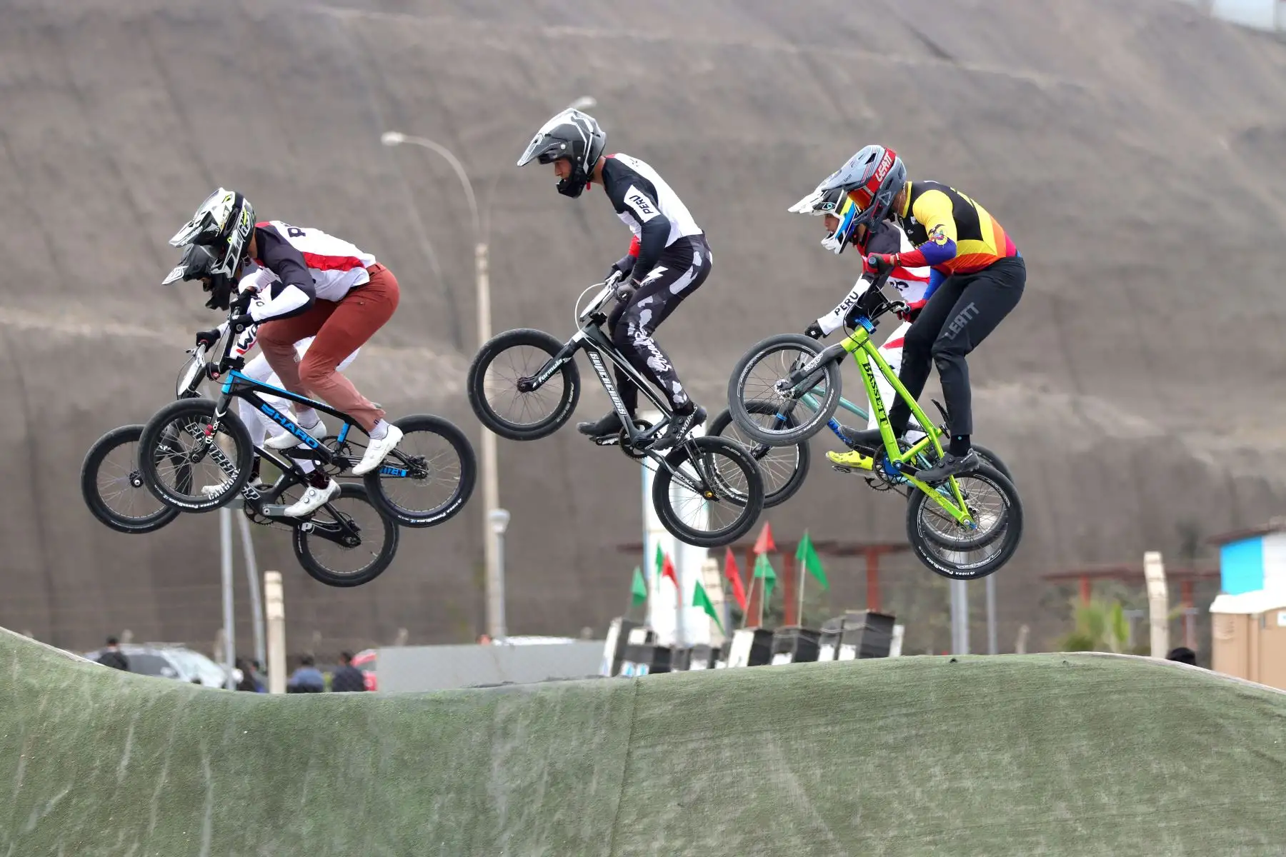 Campeonato Iberoamericano de BMX Racing 2024.
Participan: Argentina, Aruba, Bolivia, Brasil, Chile, Costa Rica, Ecuador, México y Perú.
Un hito deportivo que une a naciones de habla hispana y portuguesa.
Complejo Panamericano Costa Verde.
Foto: ANDINA / Lino Chipana.