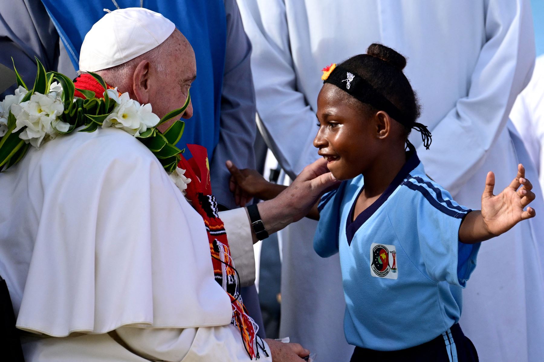 El Papa Francisco saluda a un niño durante una visita a la Escuela de Humanidades Holy Trinity en Baro, Papúa Nueva Guinea.
Foto: AFP