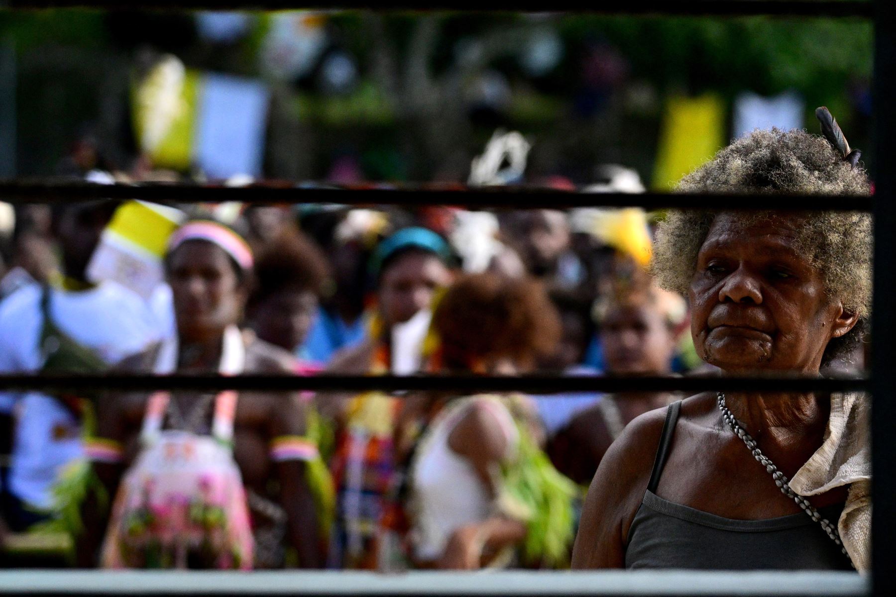 Una mujer observa mientras el Papa Francisco visita la Escuela de Humanidades Holy Trinity en Baro, Papúa Nueva Guinea.
Foto: AFP