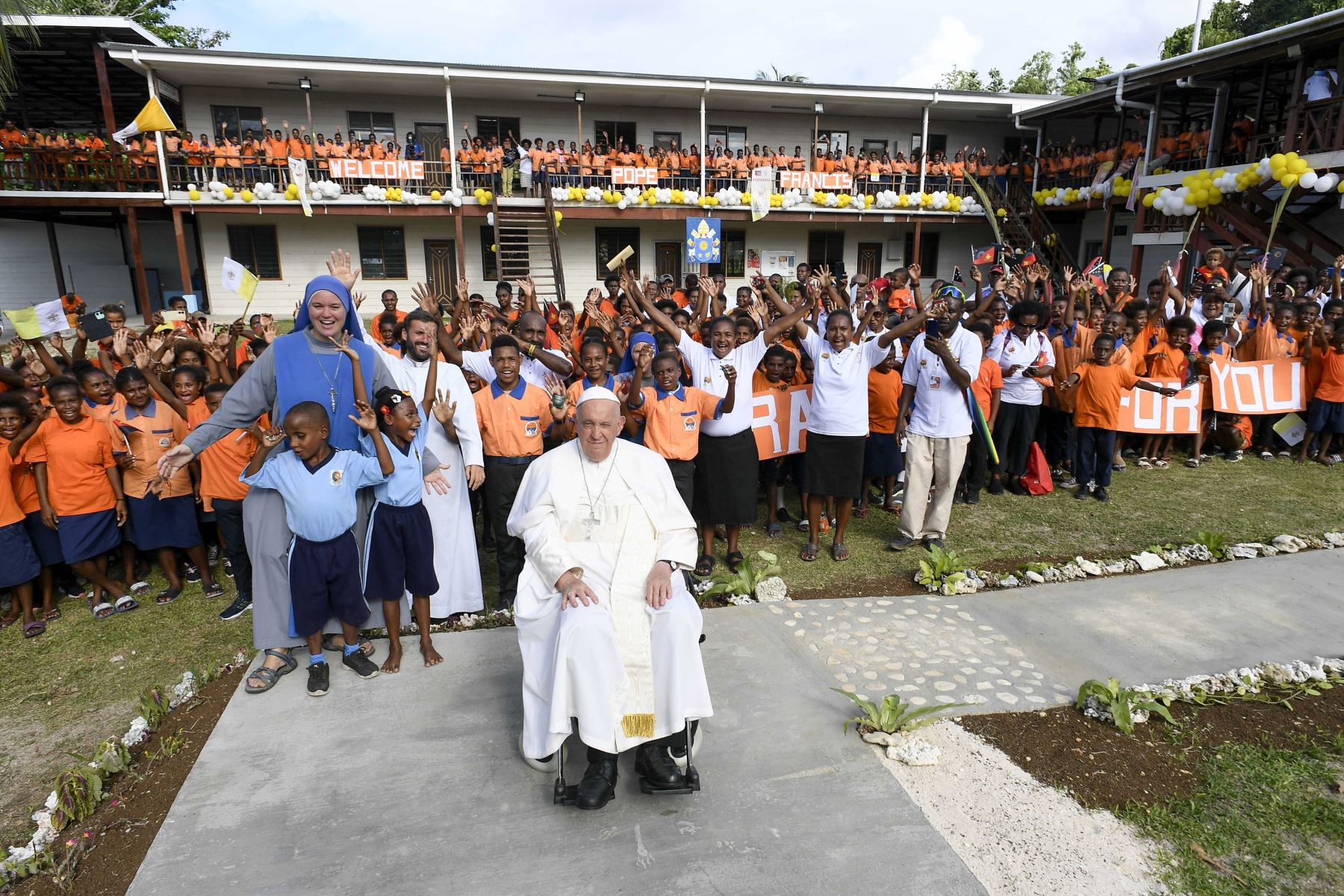 El Papa Francisco posando para una foto de grupo en la Escuela de Humanidades Holy Trinity en Baro, Papúa Nueva Guinea.
Foto: AFP